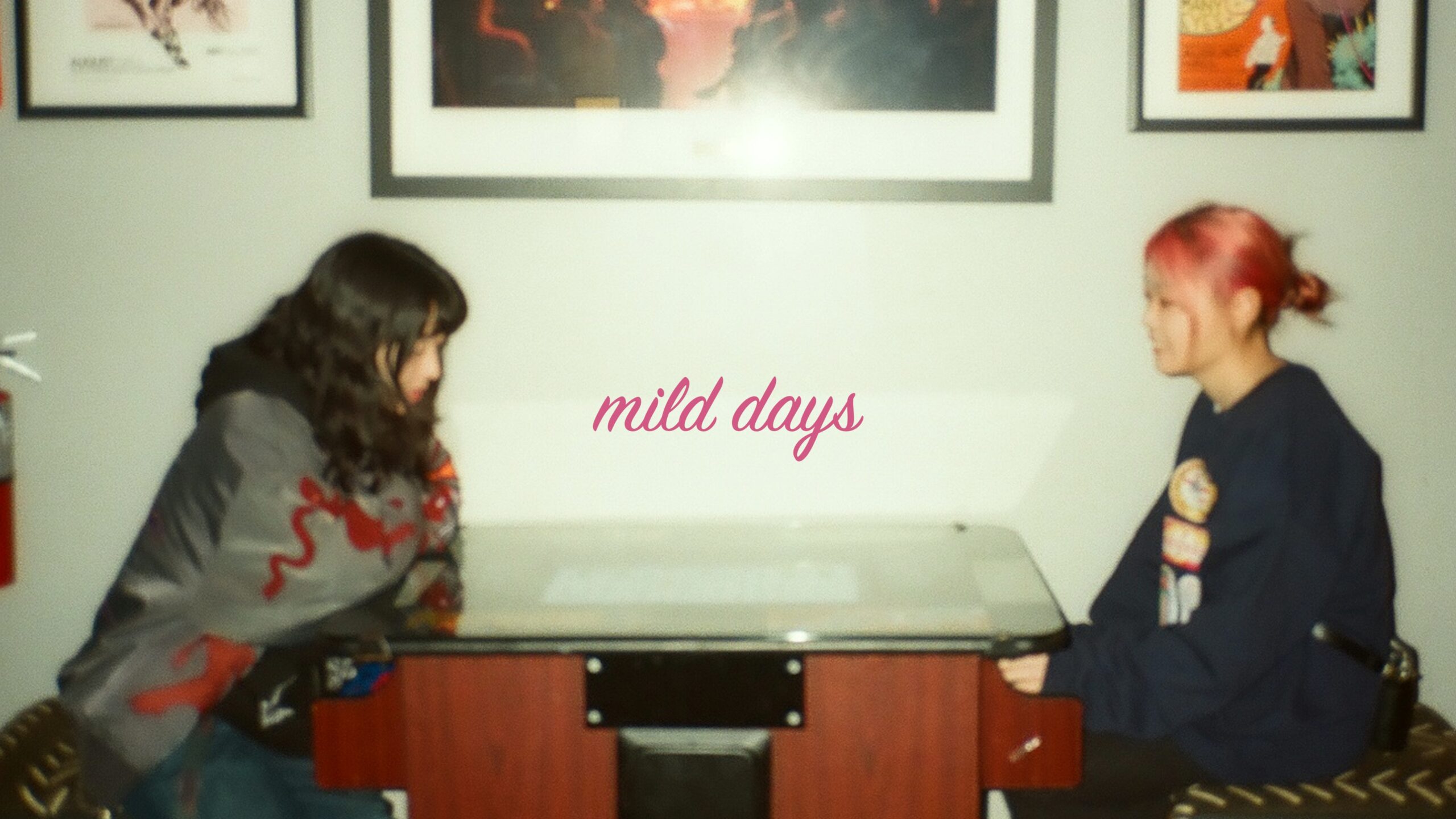 羊文学の素顔を垣間見る「mild days」MV公開、USツアーで撮影されたロードムービー風の作品に｜