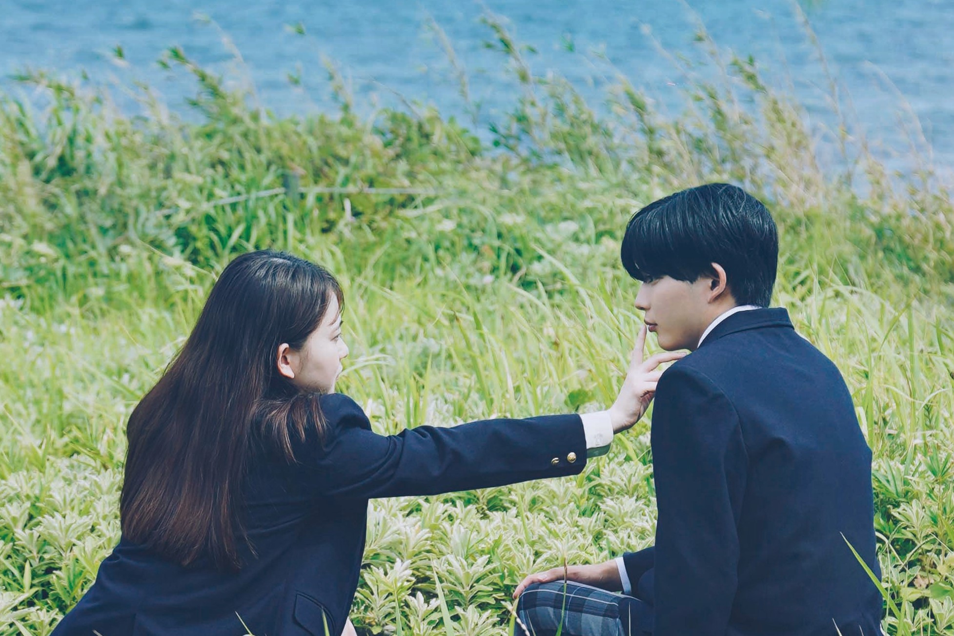 山田杏奈が秘密を共有するように長尾謙杜の唇に触れる　映画『恋に至る病』場面写真初解禁｜©︎2025『恋に至る病』製作委員会