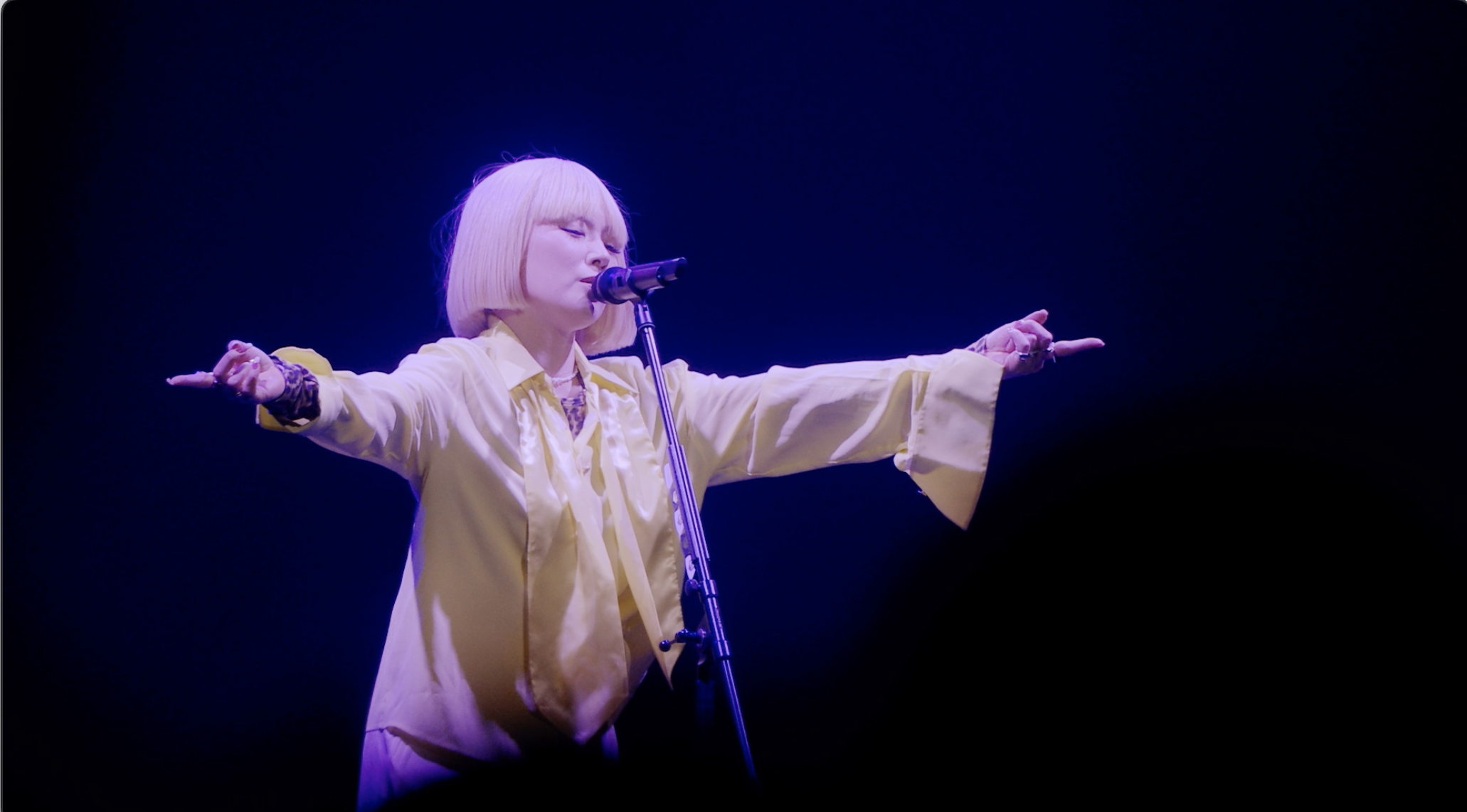 椎名林檎、ライブ映像作品『(生)林檎博’24―景気の回復―』の先行公開第3弾は「人間として」｜