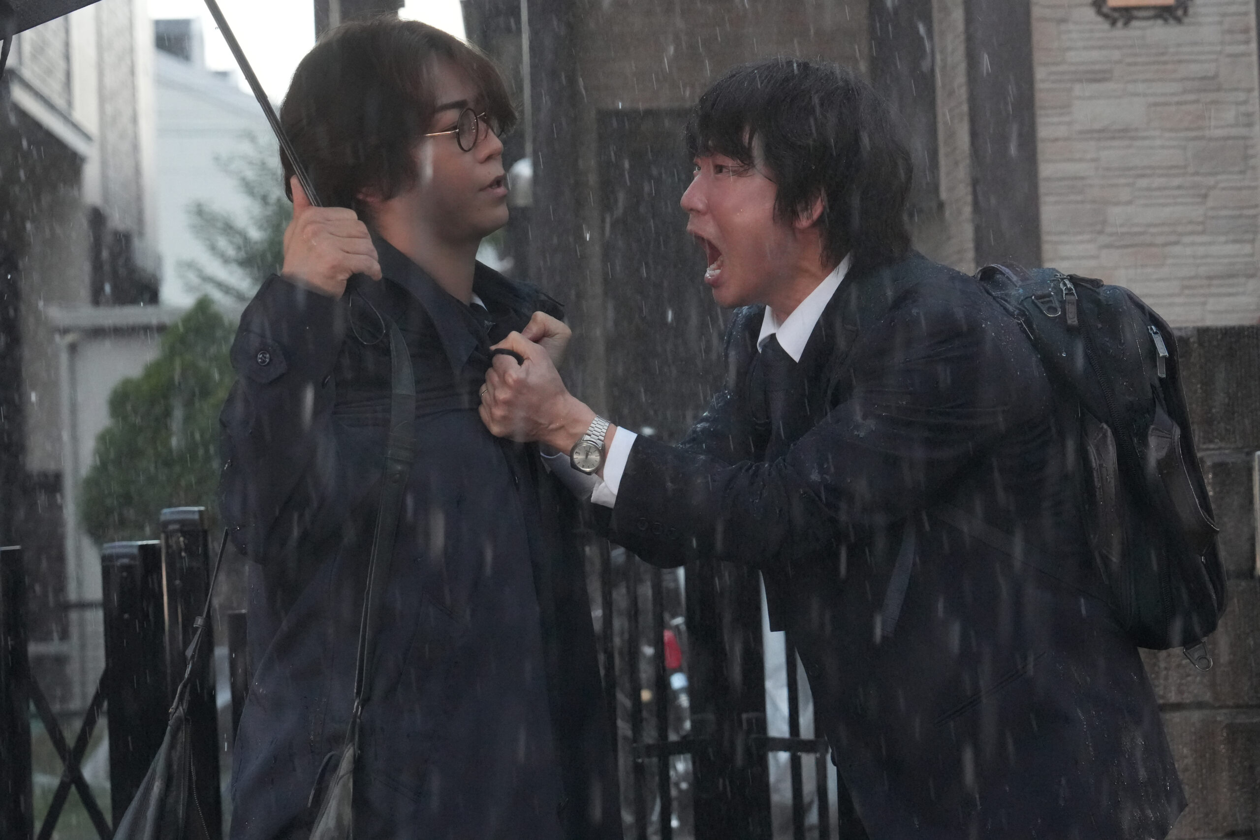 綾野剛×亀梨和也の魂が対峙する『でっちあげ』特別映像解禁、本物の豪雨を呼んだ奇跡の10分間｜©︎2007 福田ますみ/新潮社 ©︎2025「でっちあげ」製作委員会