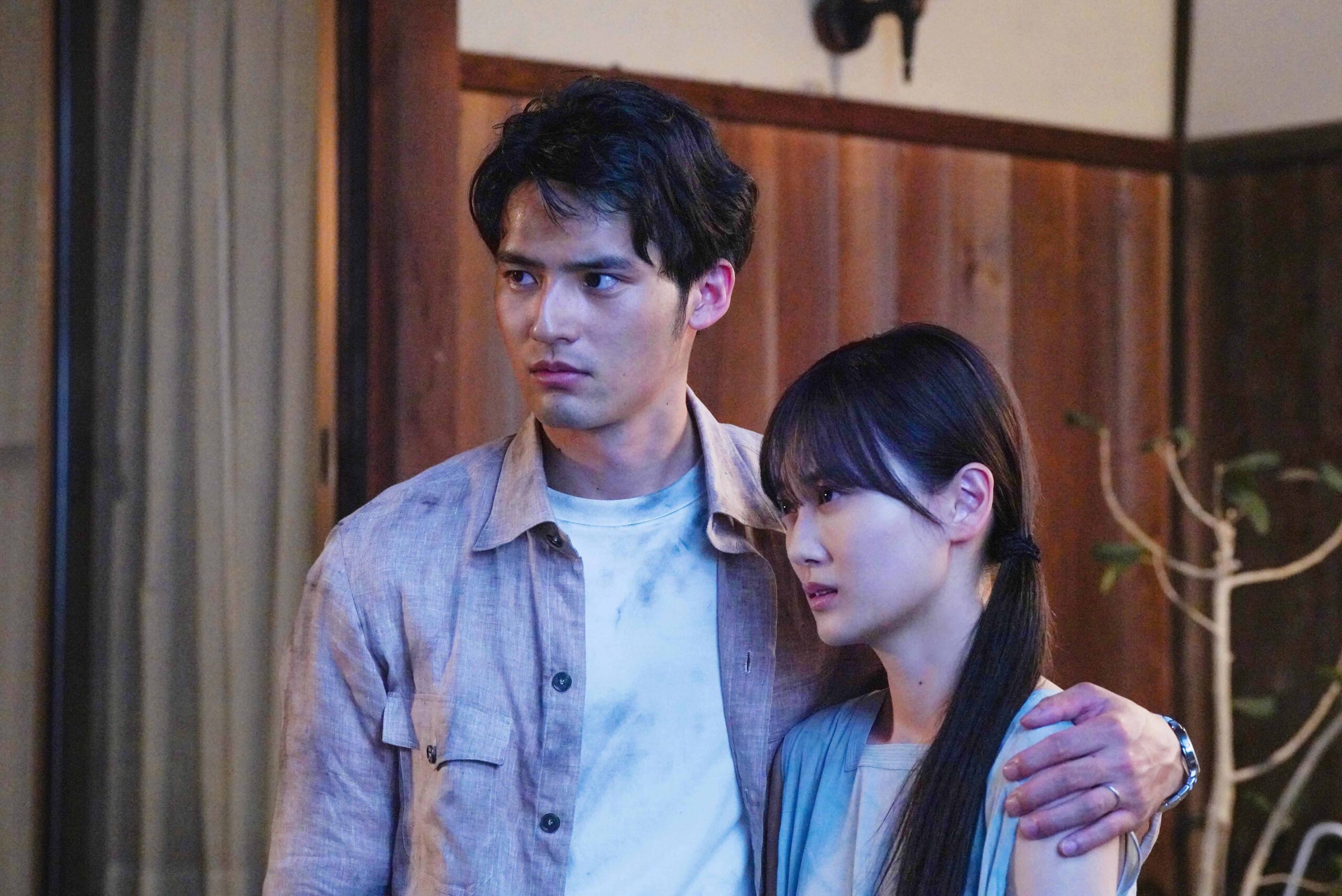 怪異に追い詰められる水上恒司が睨み合い、掴み合う　映画『火喰鳥を、喰う』場面写真一挙解禁｜©︎ 2025「火喰鳥を、喰う」製作委員会