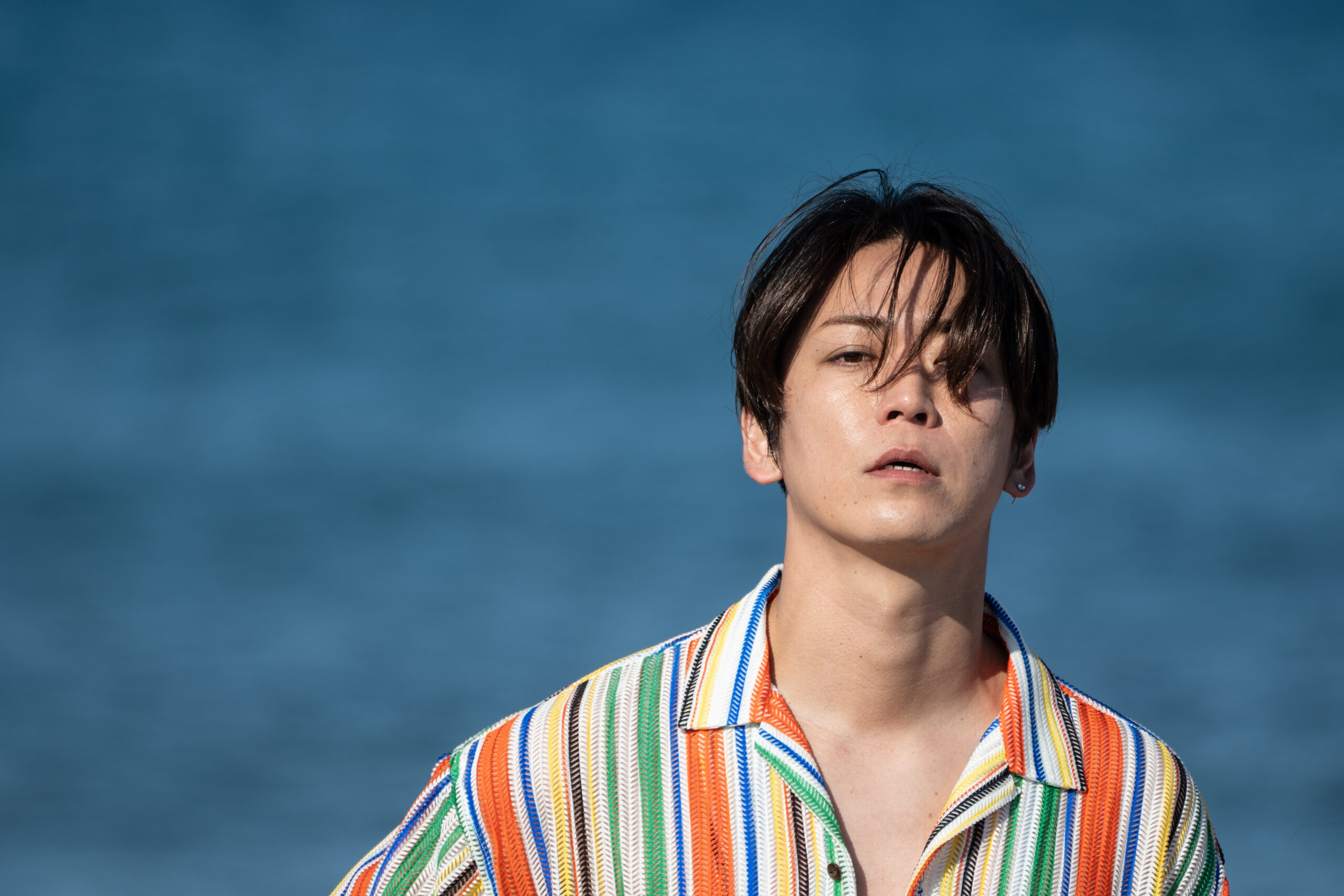 映画『事故物件ゾク 恐い間取り』亀梨和也の出演が解禁、真冬の海で過酷なCM撮影する本人役に｜(C) 2025「事故物件ゾク 恐い間取り」製作委員会