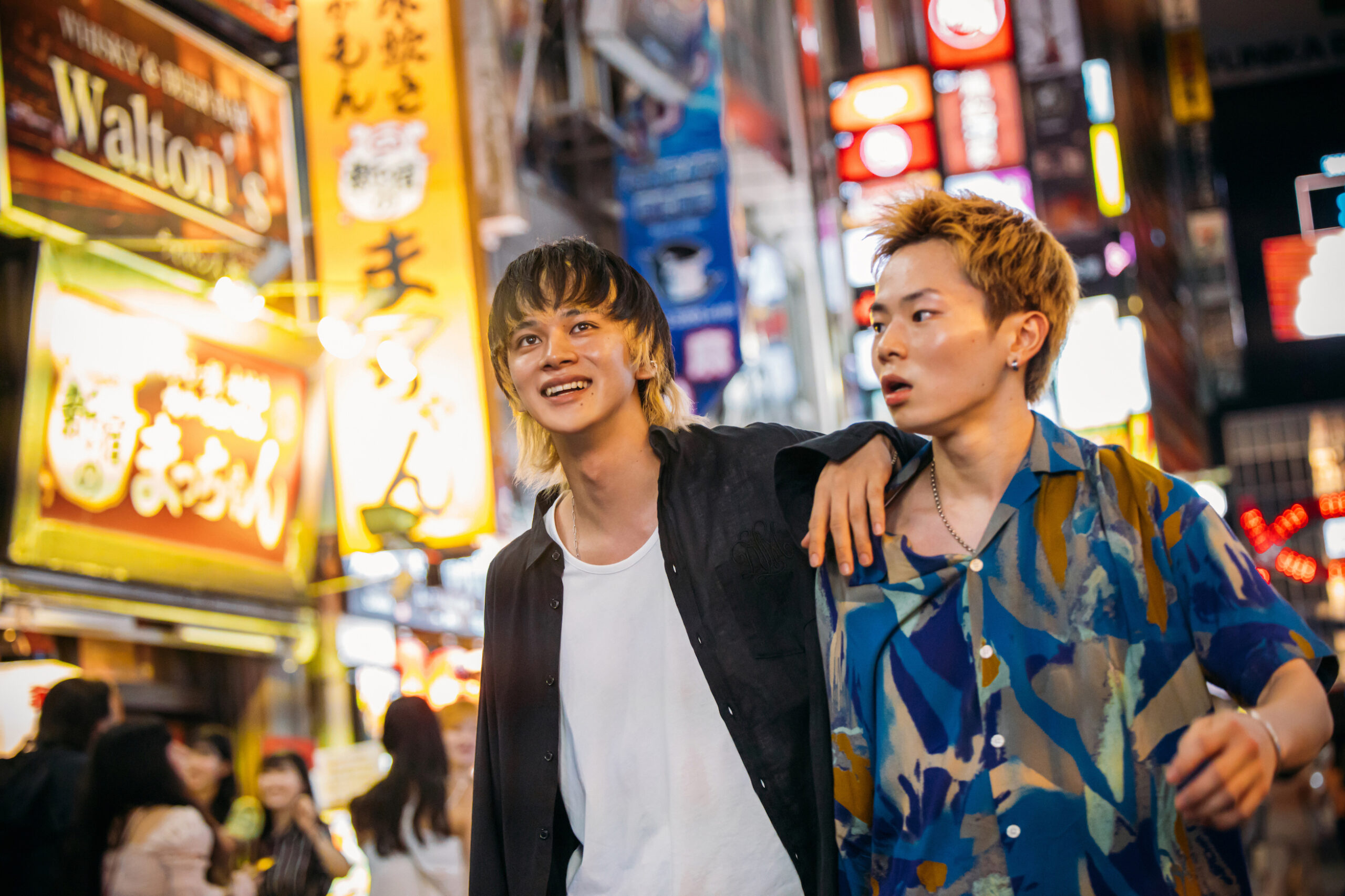 映画『愚か者の身分』登場人物の場面写真解禁、北村匠海が綾野剛にナイフを突きつけるカットも｜