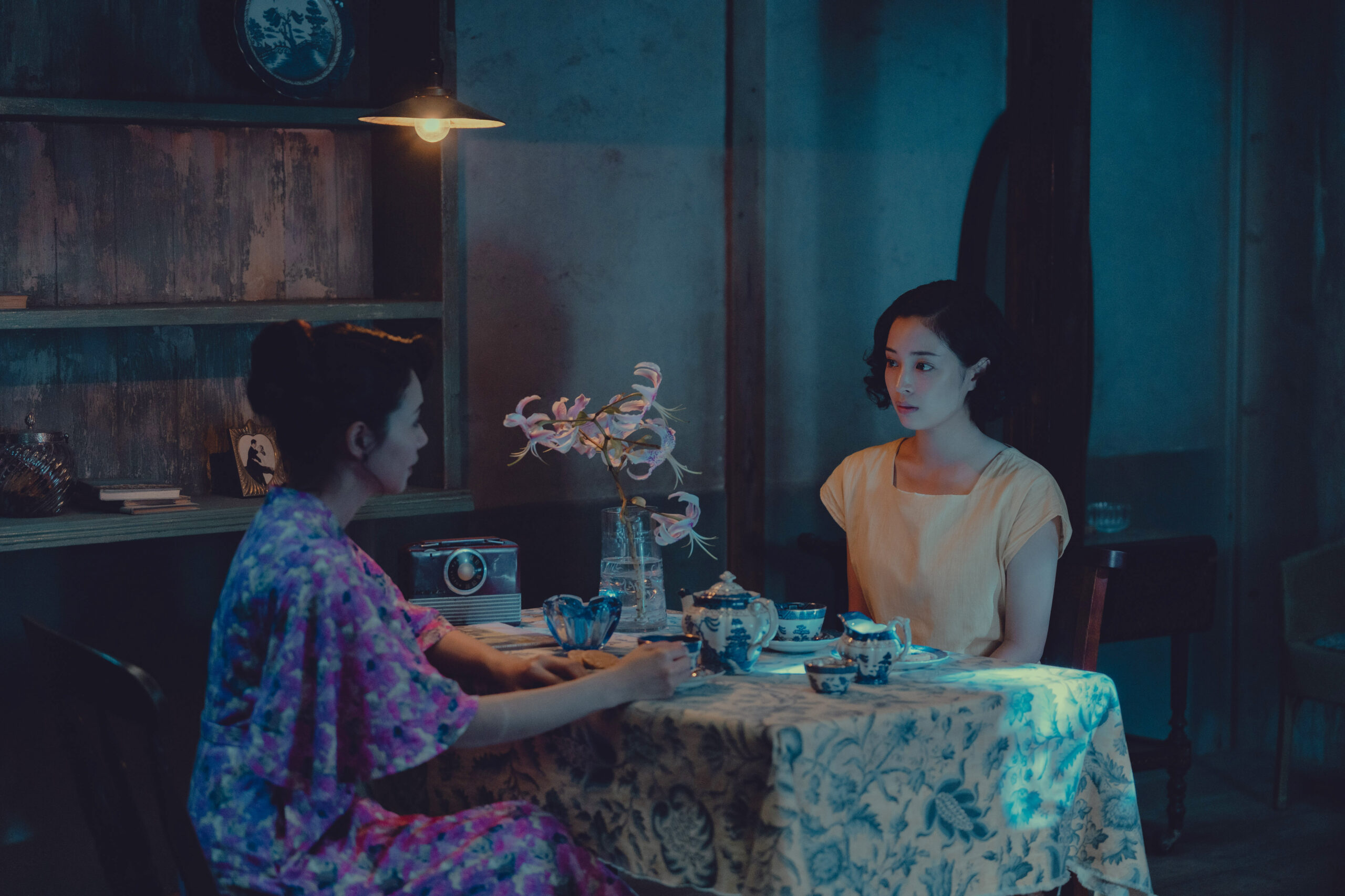 “異次元の反応”を期待させる広瀬すず×二階堂ふみの初共演、映画『遠い山なみの光』場面写真解禁｜©︎2025 A Pale View of Hills Film Partners