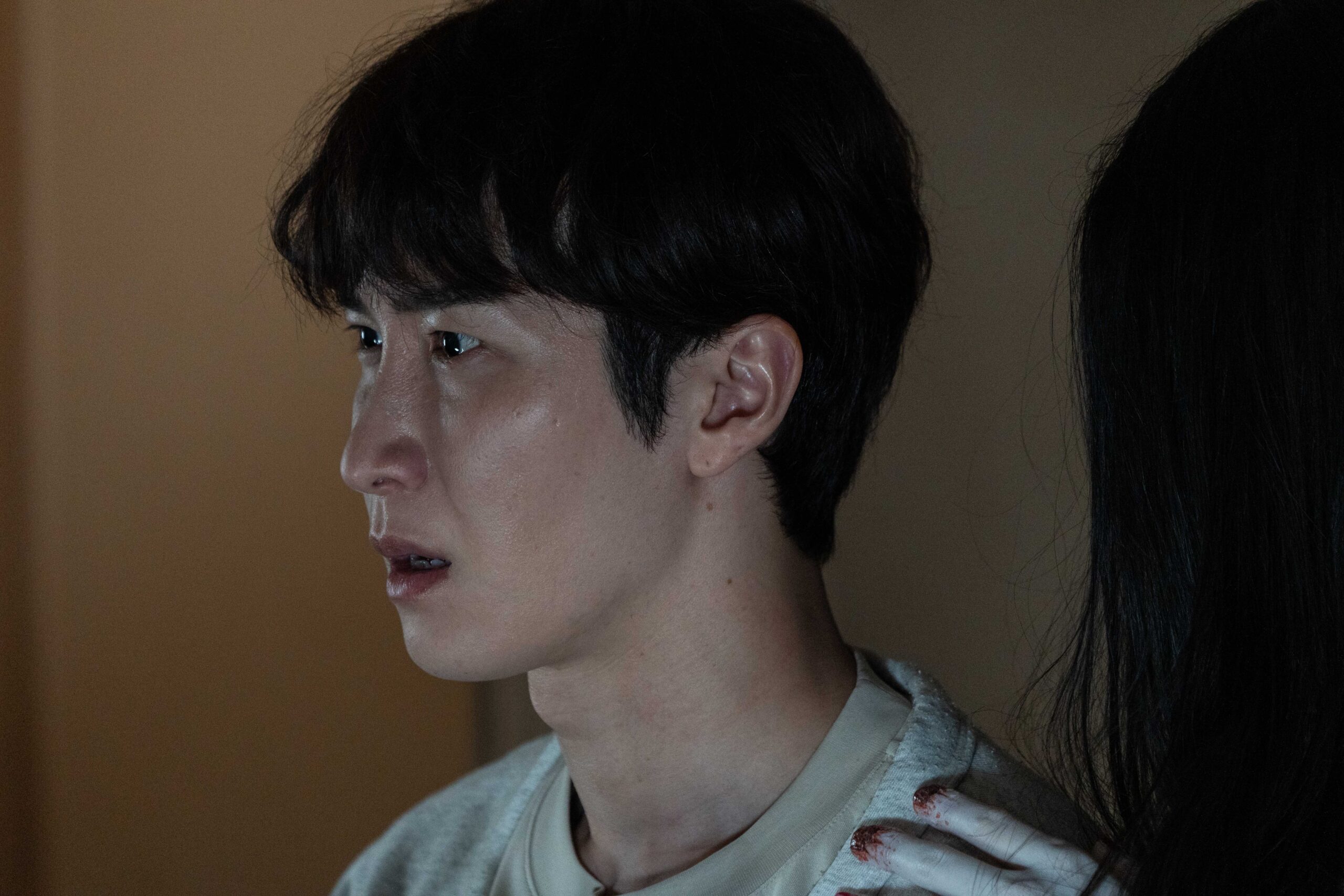 映画『事故物件ゾク 恐い間取り』渡辺翔太の表情が恐怖に歪む、幽霊とのツーショット写真解禁｜©2025「事故物件ゾク 恐い間取り」製作委員会