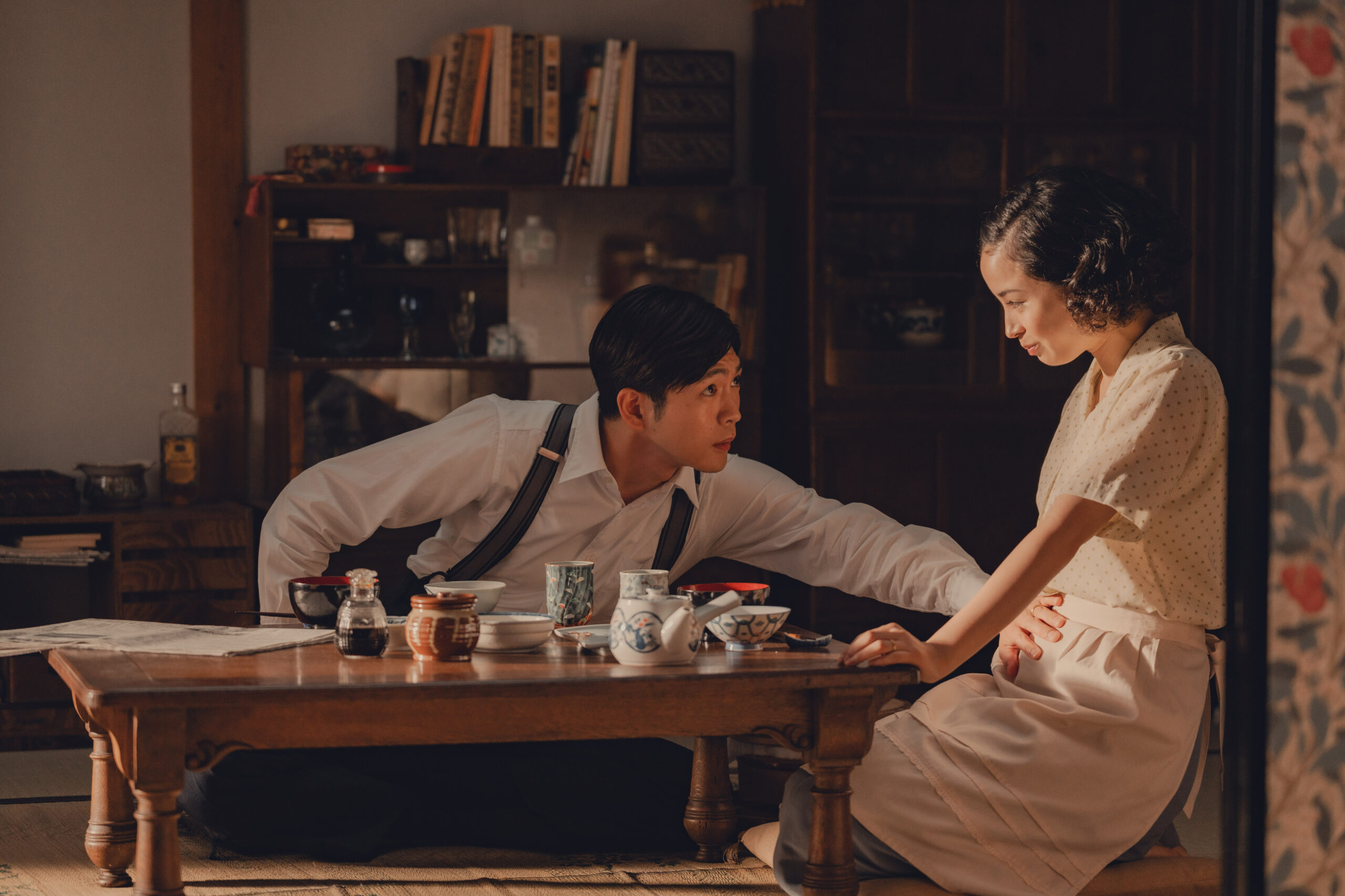 『遠い山なみの光』確かな説得力を見せた松下洸平の場面写真解禁、広瀬すず演じる妻を気遣う姿も｜©︎2025 A Pale View of Hills Film Partners