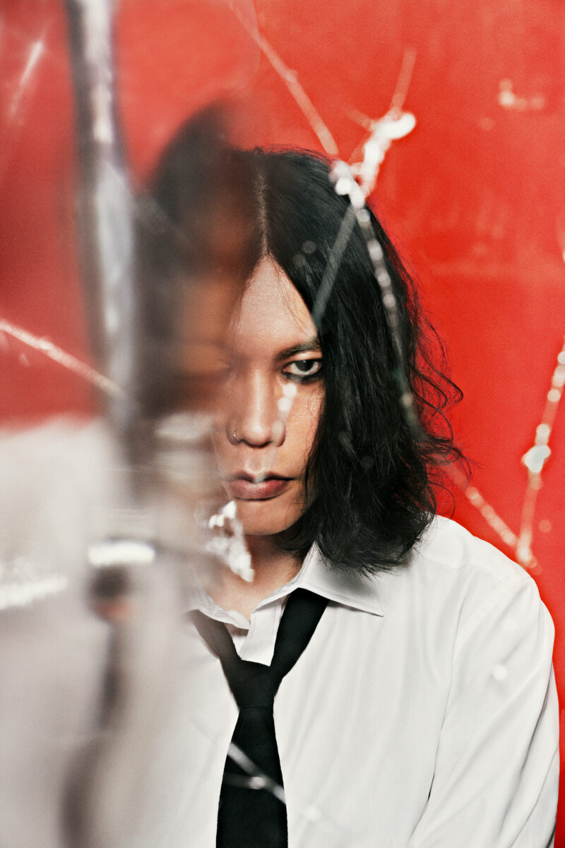 米津玄師が「IRIS OUT」の新アーティスト写真公開、白シャツ黒ネクタイ