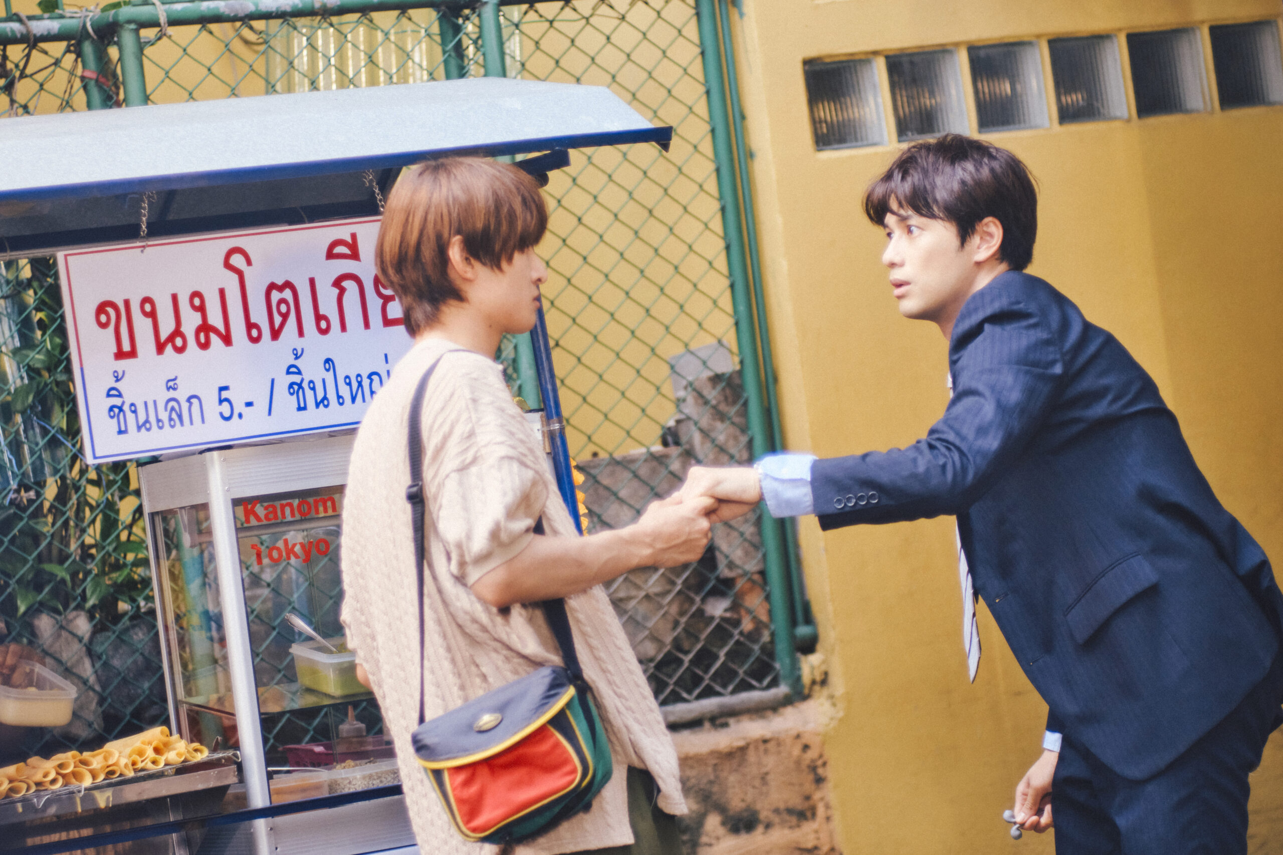 森崎ウィン×向井康二W主演『（LOVE SONG）』主人公2人の正反対な性格が伝わる場面写真解禁｜©2025『(LOVE SONG)』製作委員会