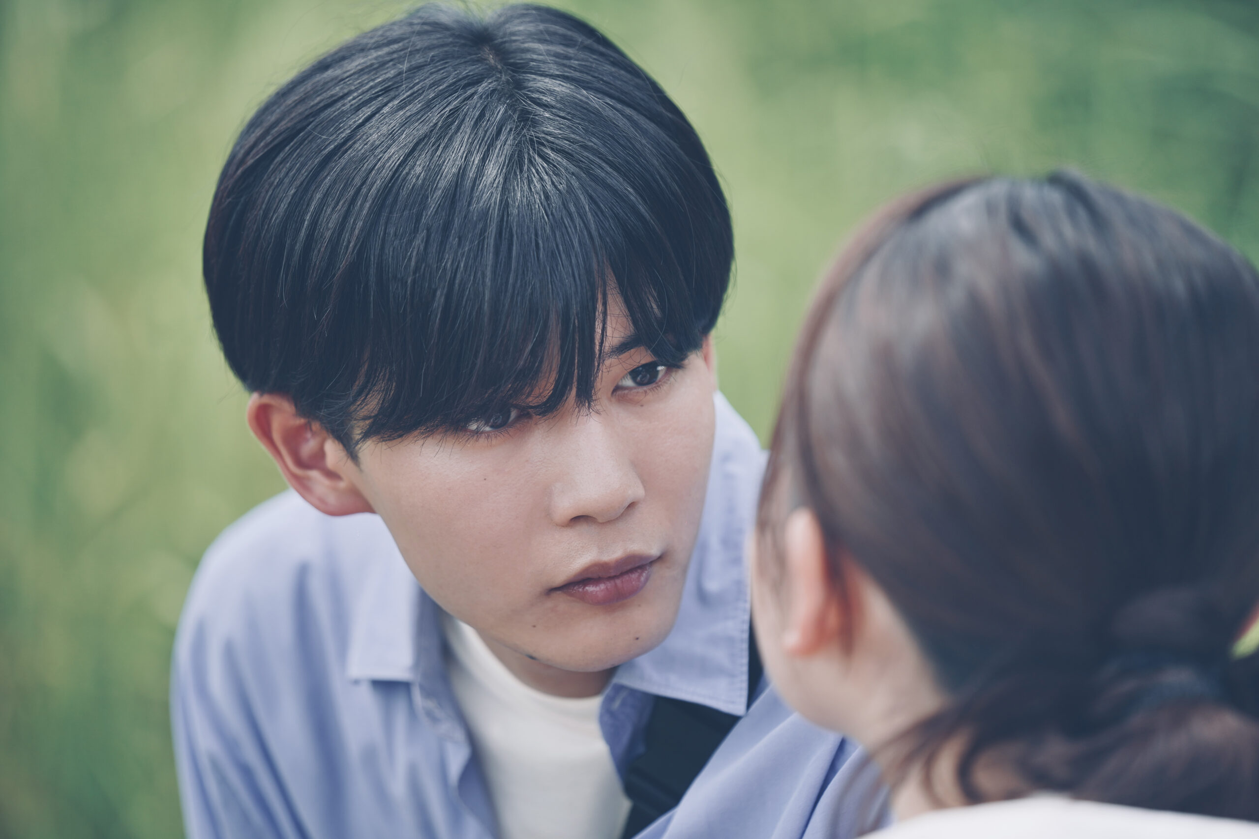 映画『恋に至る病』W主演の長尾謙杜が視線だけで“疑惑”と“恋心”を表現する新場面写真3点解禁｜©︎2025『恋に至る病』製作委員会