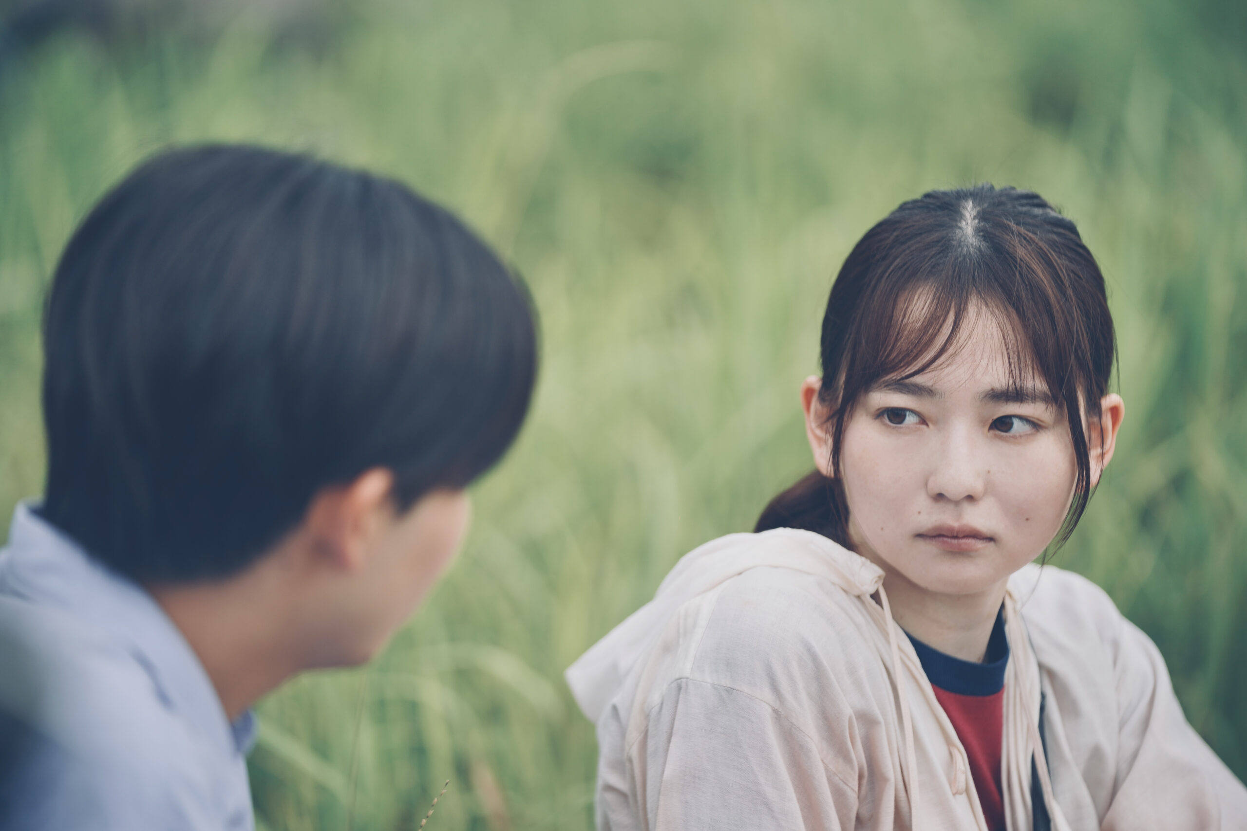山田杏奈が台詞に頼らない目線や表情の揺らぎで魅せる新境地　映画『恋に至る病』新場面写真解禁｜©︎2025『恋に至る病』製作委員会