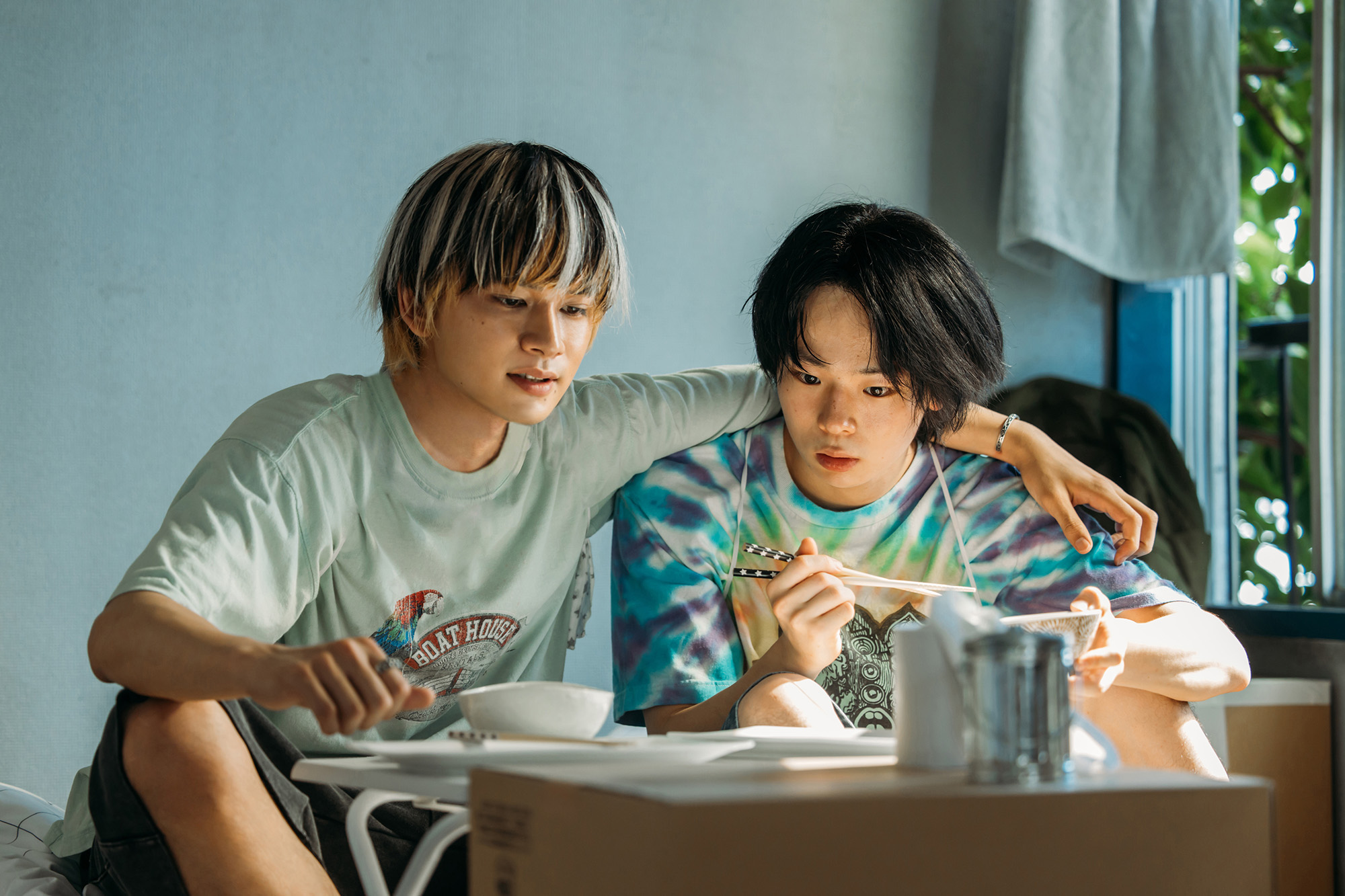 映画『愚か者の身分』北村匠海×林裕太×綾野剛が“素顔”と“裏の顔”で魅せる新場面写真解禁｜©2025映画「愚か者の身分」製作委員会