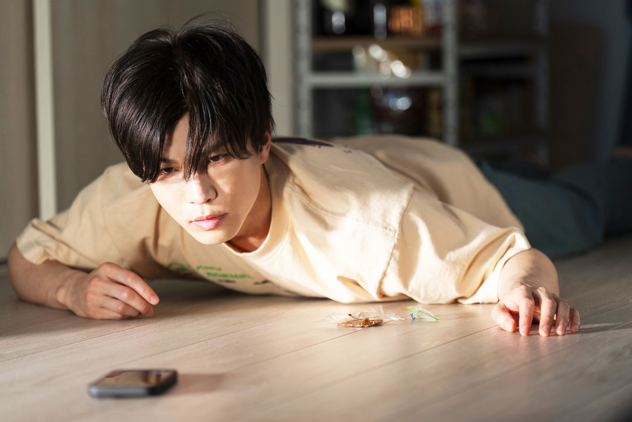 過去1番ダサいキャラクターを熱演した岩田剛典に大騒動が降りかかる、映画『金髪』場面写真解禁｜©2025 映画「金髪」製作委員会