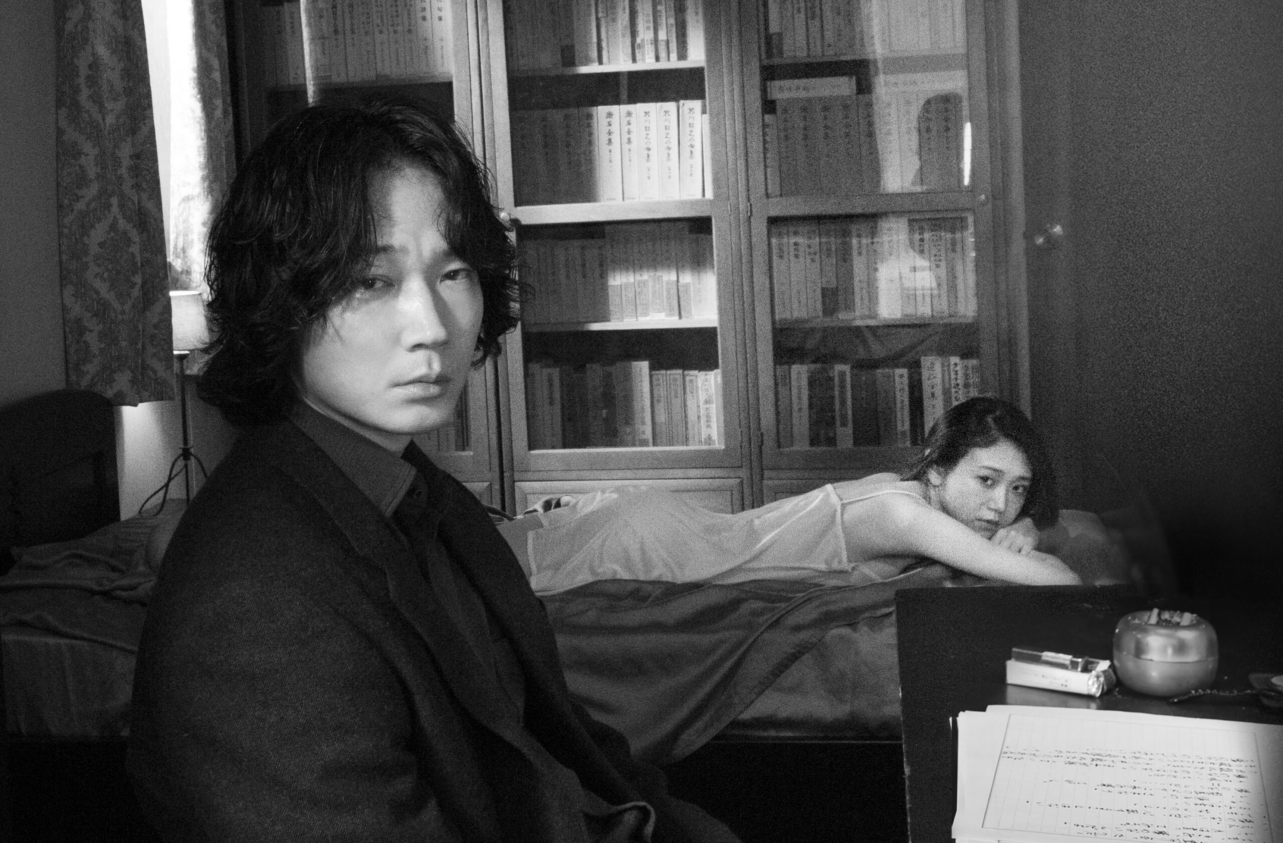 綾野剛主演、“愛をこじらせた”男の切なくも可笑しい日常を映し出す『星と月は天の穴』予告編解禁｜©2025「星と月は天の穴」製作委員会