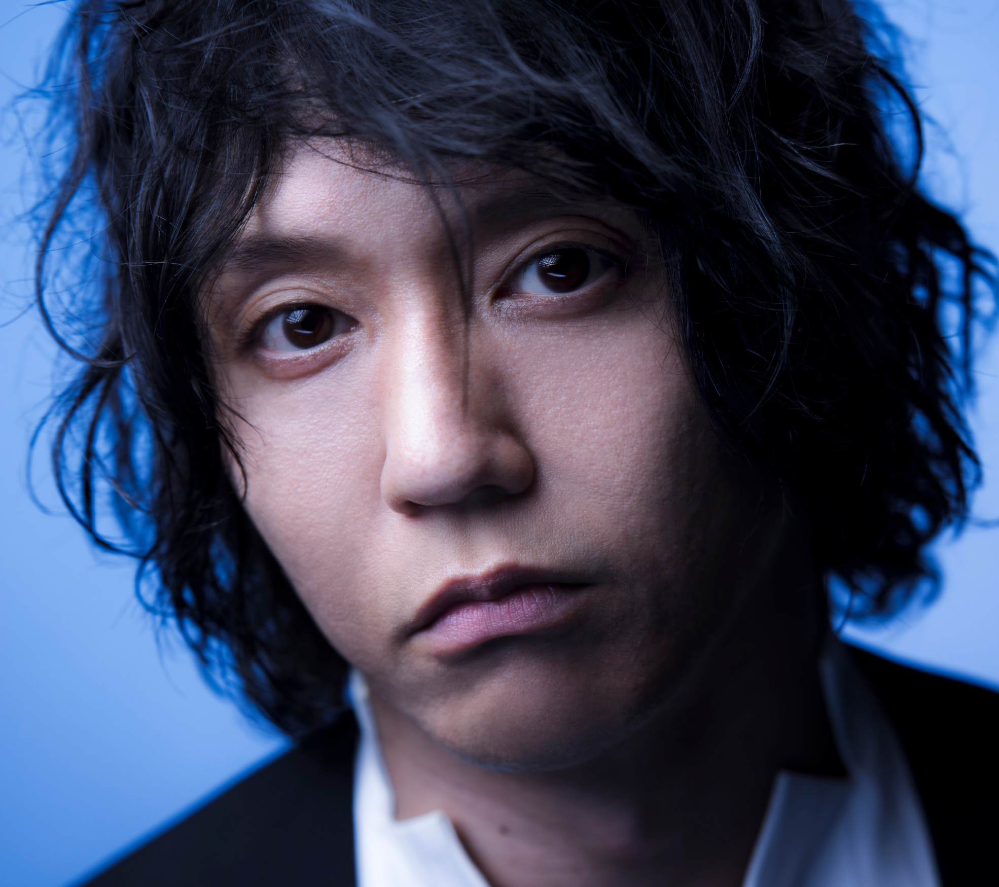 田淵智也ソロカバーアルバム、限定盤の特典は撮り下ろし両面ポスター＆アクリルキーホルダー｜