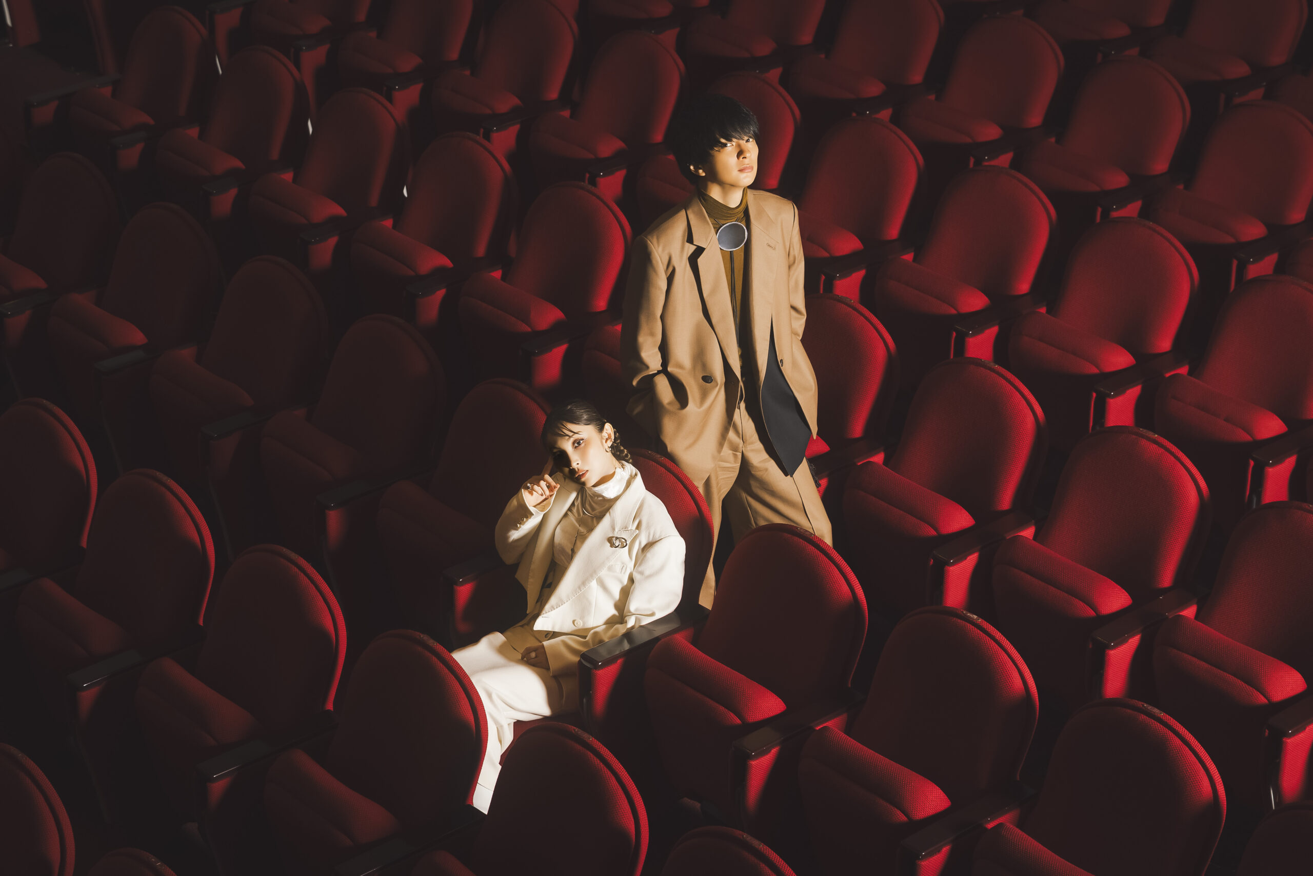 家入レオがドラマ『ESCAPE』主題歌を10月8日配信、斎藤宏介とのコラボアー写の舞台は映画館｜