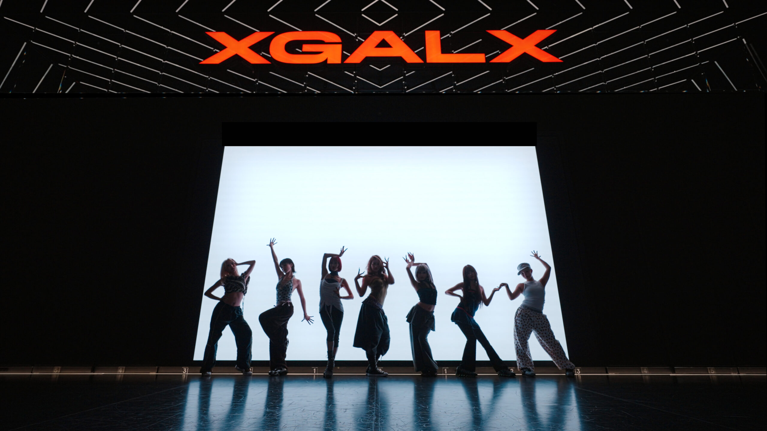 XG最新シングル「GALA」Dance Practice映像公開、振り付けでも世界観を堪能できる作品に｜