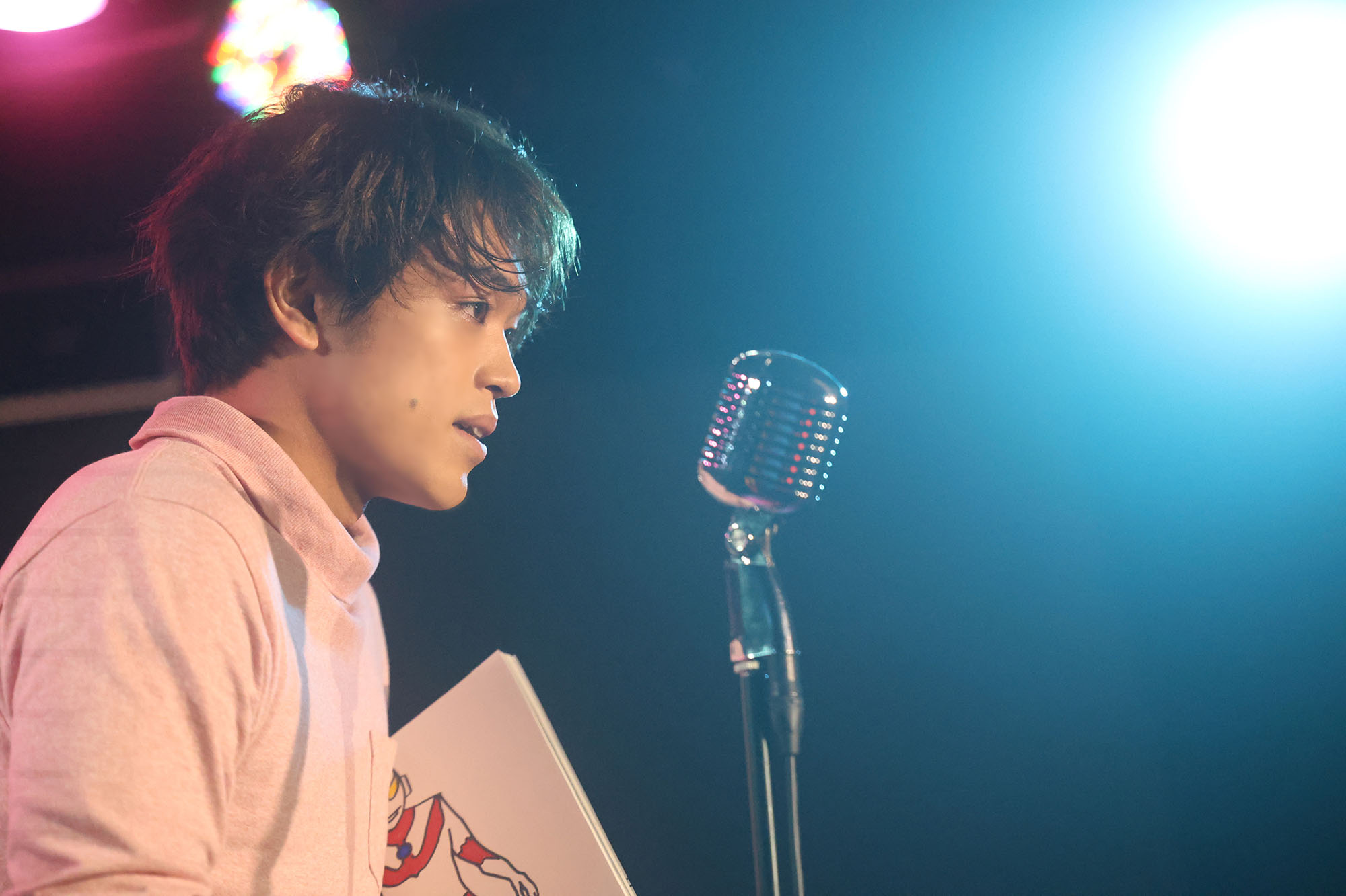 “売れないピン芸人”原嘉孝が涙ながらに切なさを訴える『初恋芸人』特報解禁、公開日は12月19日に｜©「初恋芸人」フィルムパートナーズ   