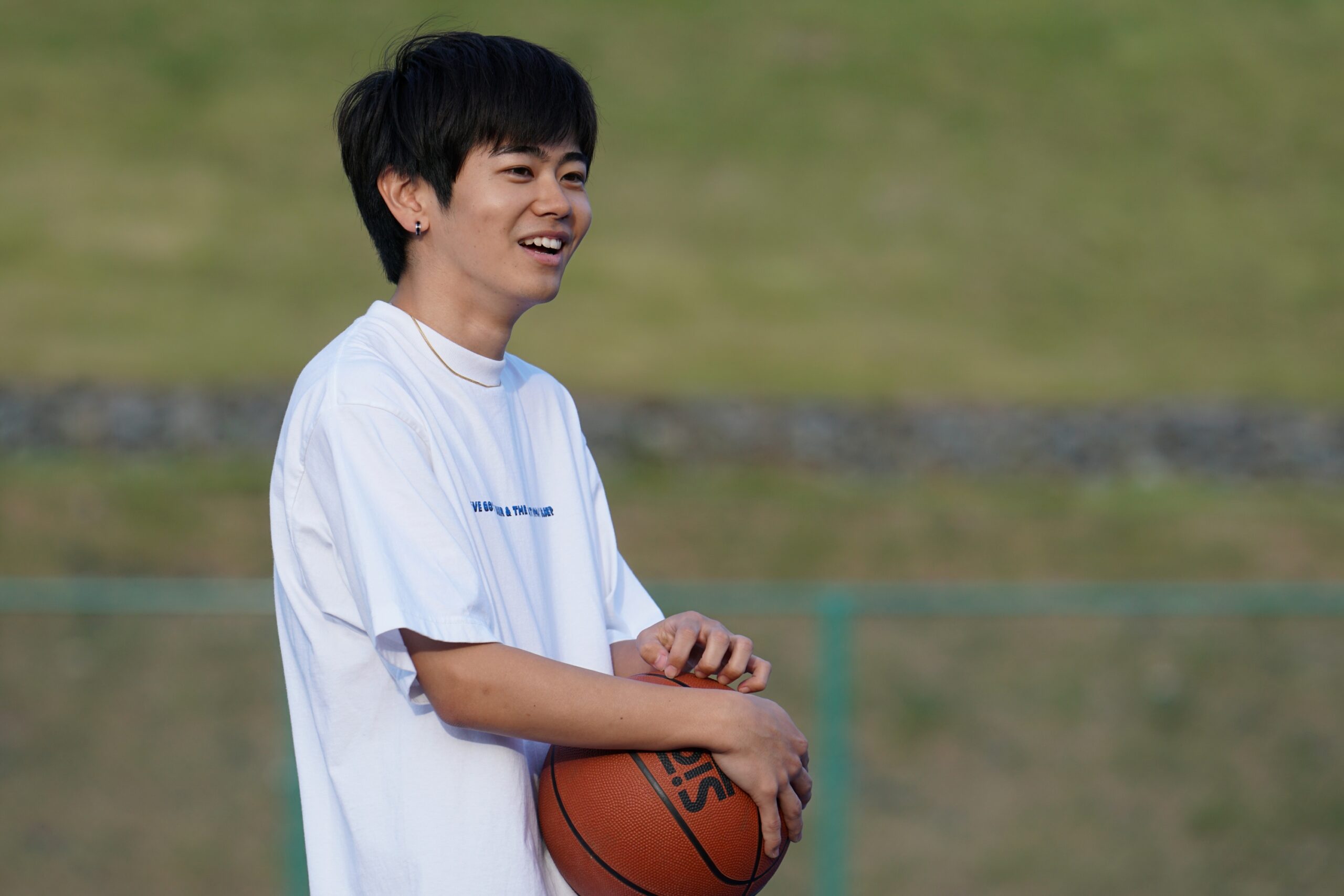 南沙良×出口夏希W主演映画『万事快調』に黒崎煌代が出演決定、ラッパー役で新たな一面を見せる｜©2026「万事快調」製作委員会