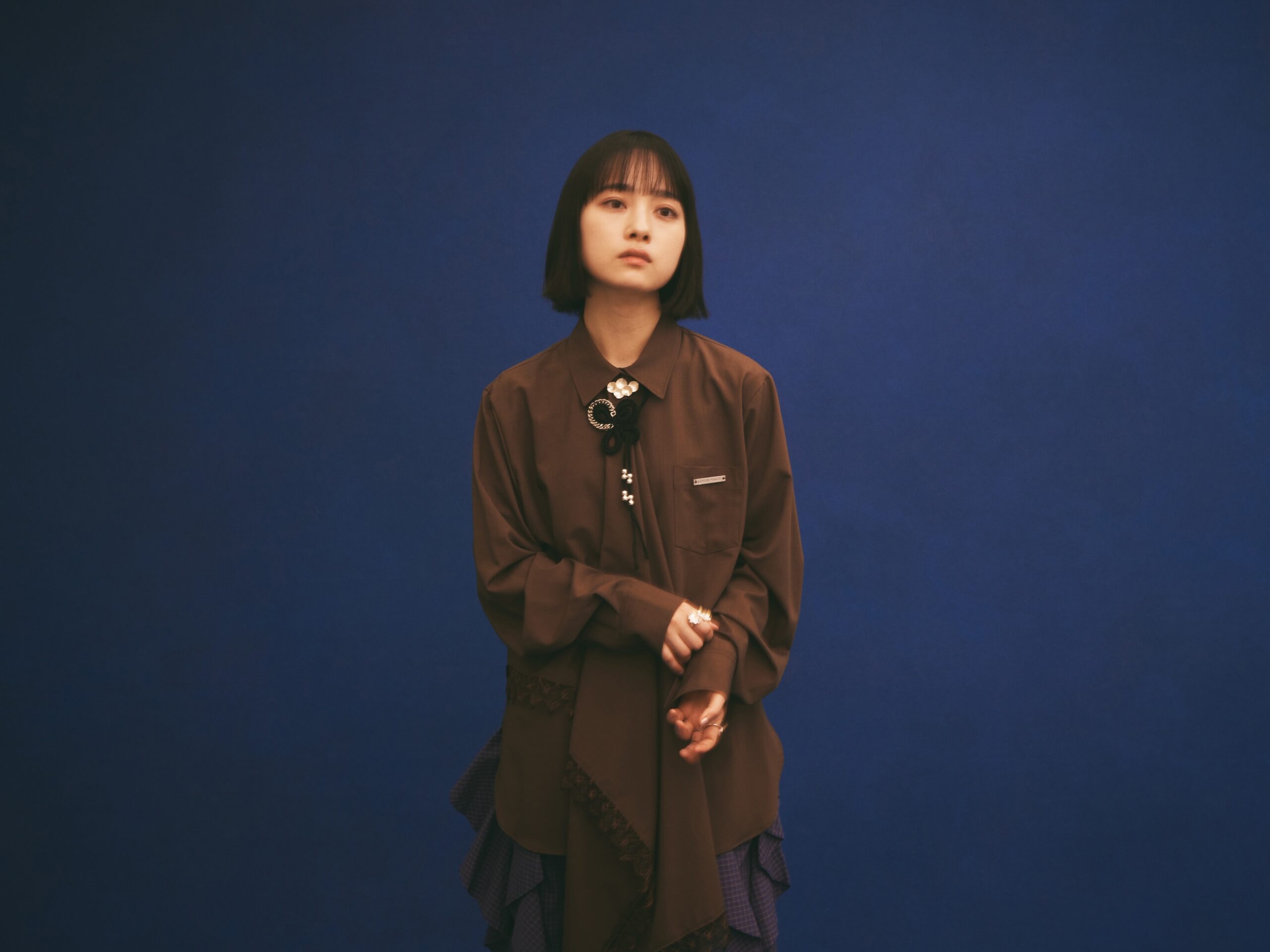 TOMOOが歌うアニメ『違国日記』OPテーマの配信日決定、ノートをモチーフにしたジャケ写公開｜