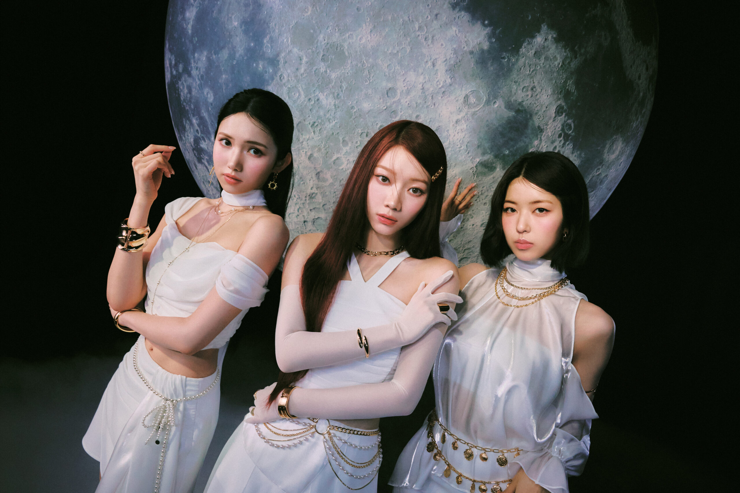IS:SUEの4TH SINGLE『PHASE』新ビジュアル公開、月を背負った3人が闇の中で光を放つ｜©︎LAPONE GIRLS