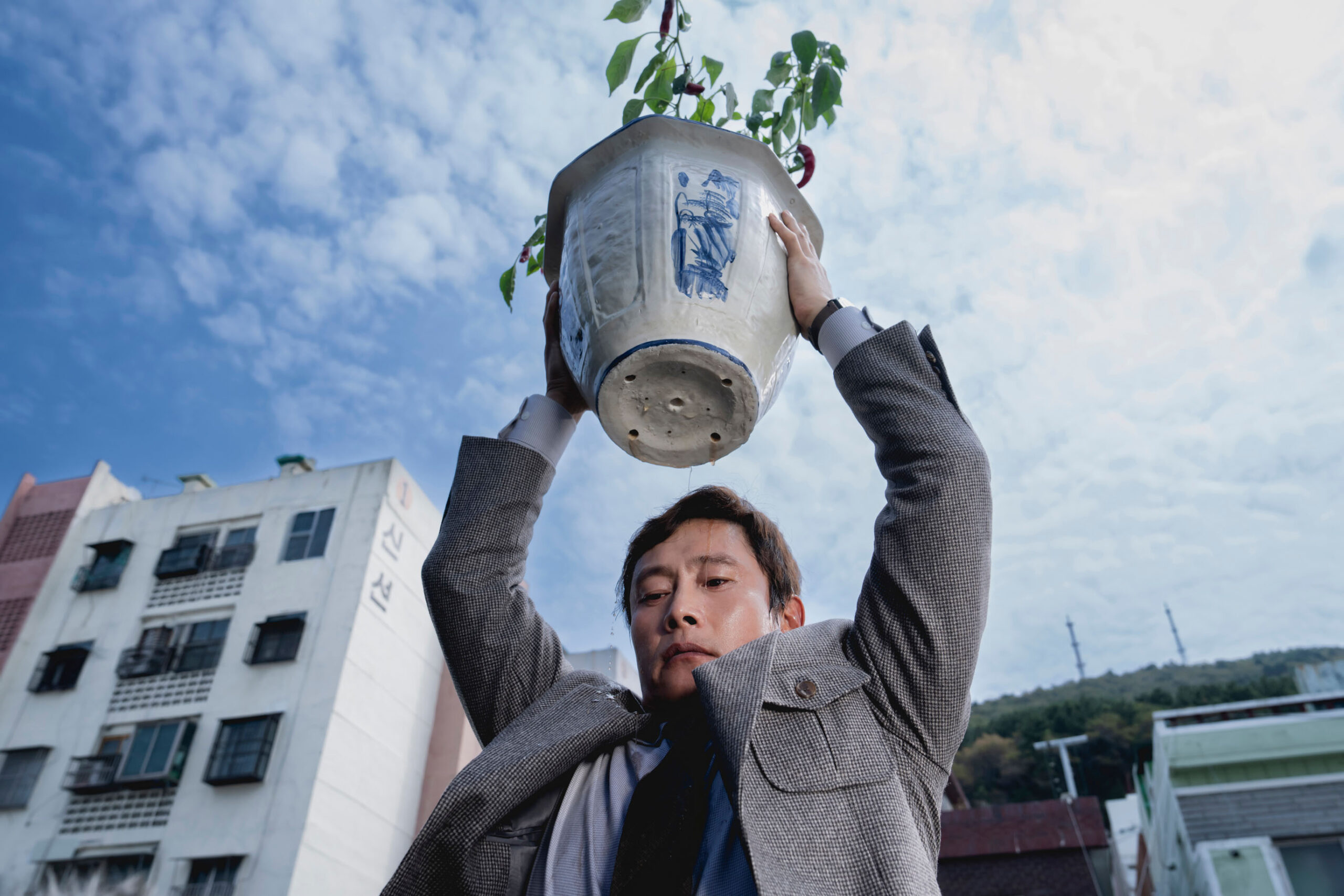 パク・チャヌク監督最新作の邦題が『しあわせな選択』に決定、日本公開日は来年3月6日に｜ⓒ2025 CJ ENM Co., Ltd., MOHO FILM ALL RIGHTS RESERVED