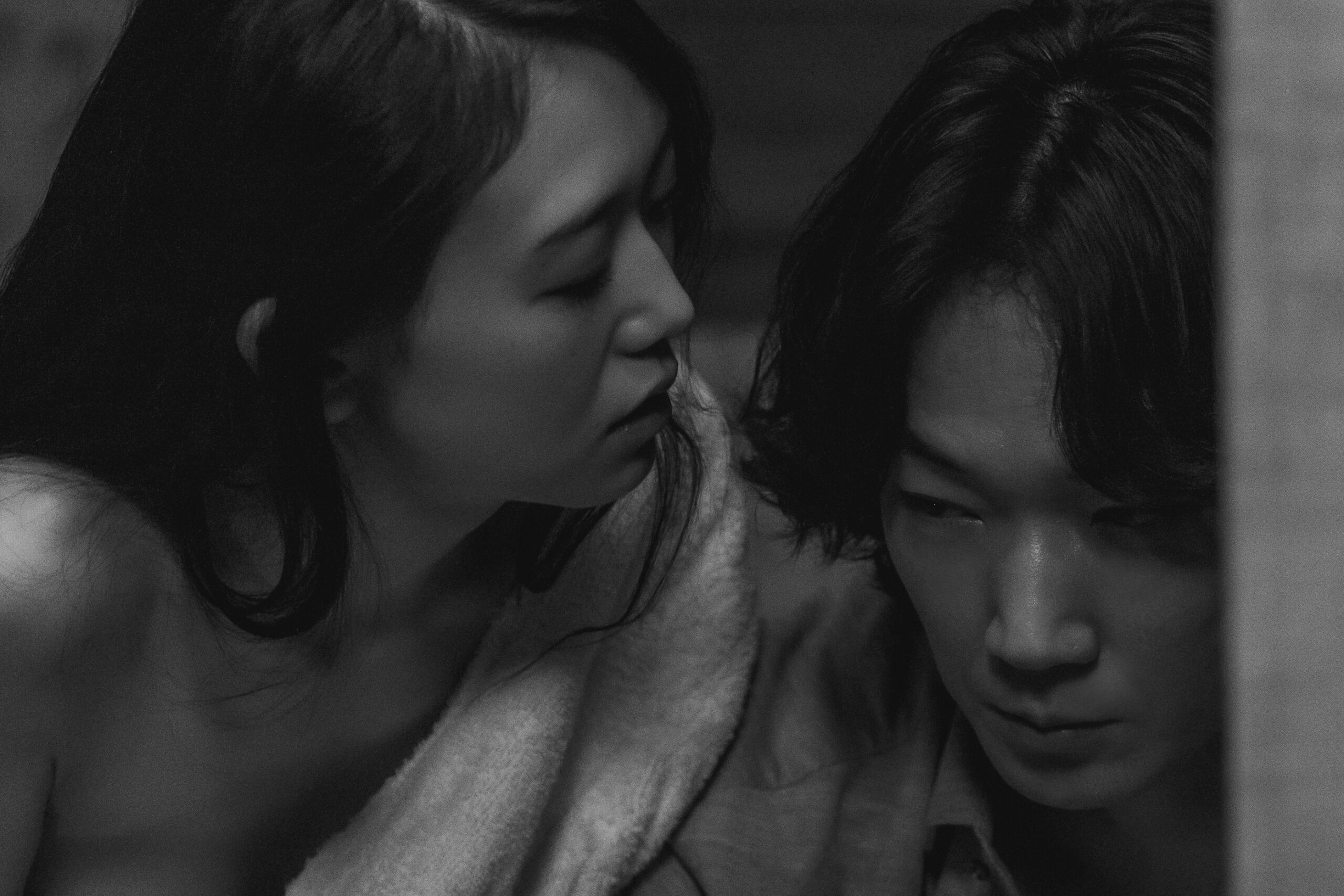 映画『星と月は天の穴』綾野剛演じる小説家が女たち5人に翻弄されるスペシャル本編映像解禁｜©2025「星と月は天の穴」製作委員会