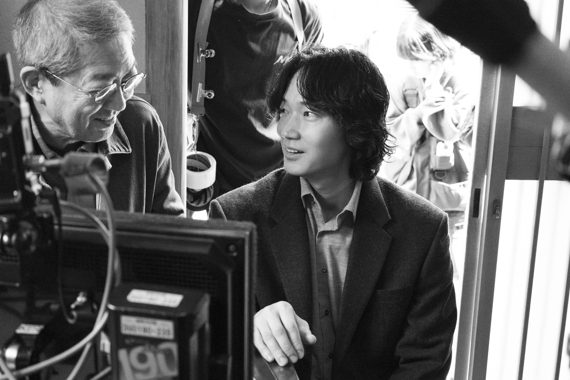 綾野剛主演『星と月は天の穴』メイキング写真解禁、荒井晴彦監督がこだわり抜いた“余白の美”とは｜©2025「星と月は天の穴」製作委員会