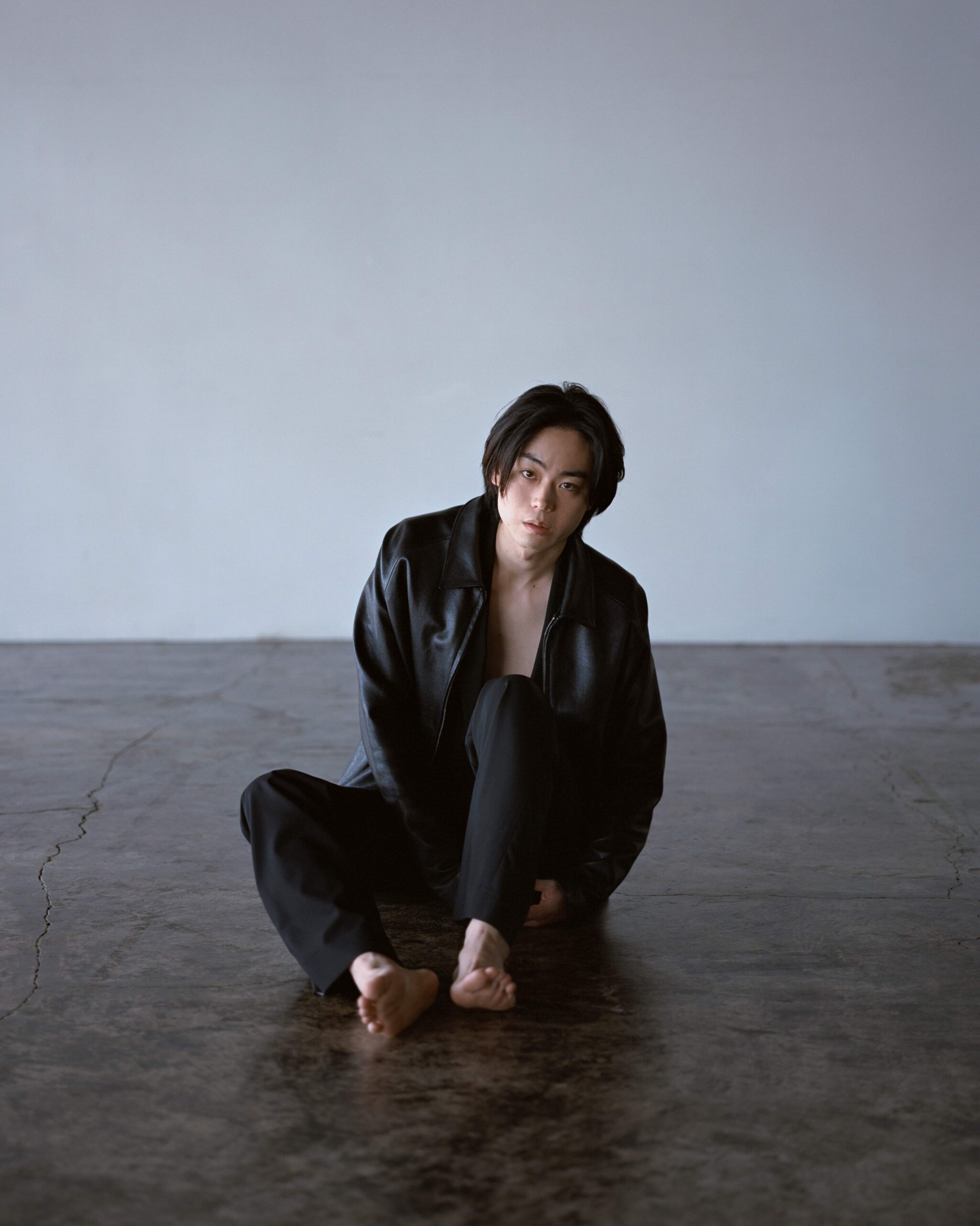 菅田将暉の新EPリード曲「Sensation Season」MV公開、監督は映像ディレクターのaoi｜