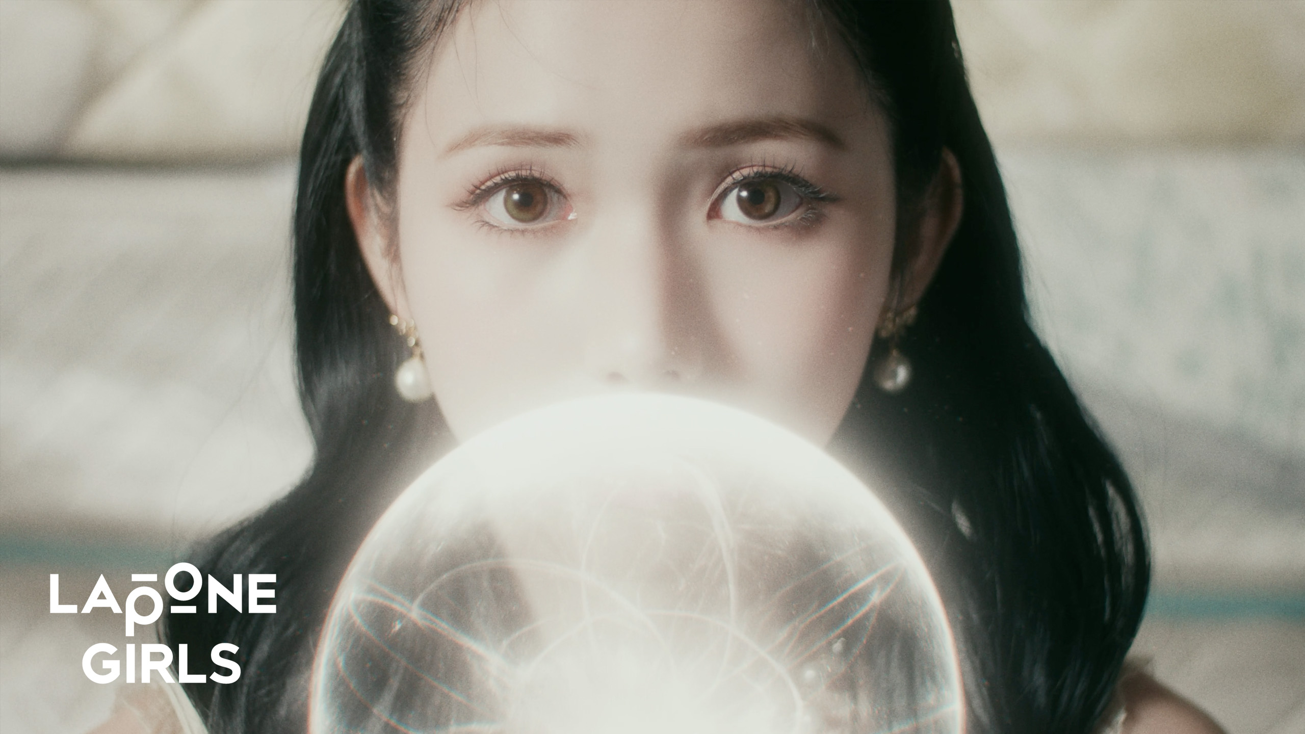 IS:SUEがスーツ姿で“満ち欠けダンス”披露、全3種類の衣装をまとう最新曲「Phase」MV公開｜©︎LAPONE GIRLS