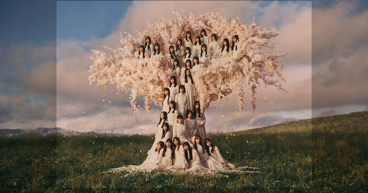 櫻坂46「5thアニラ」キービジュアル公開、広い草原で咲き誇る桜を32人