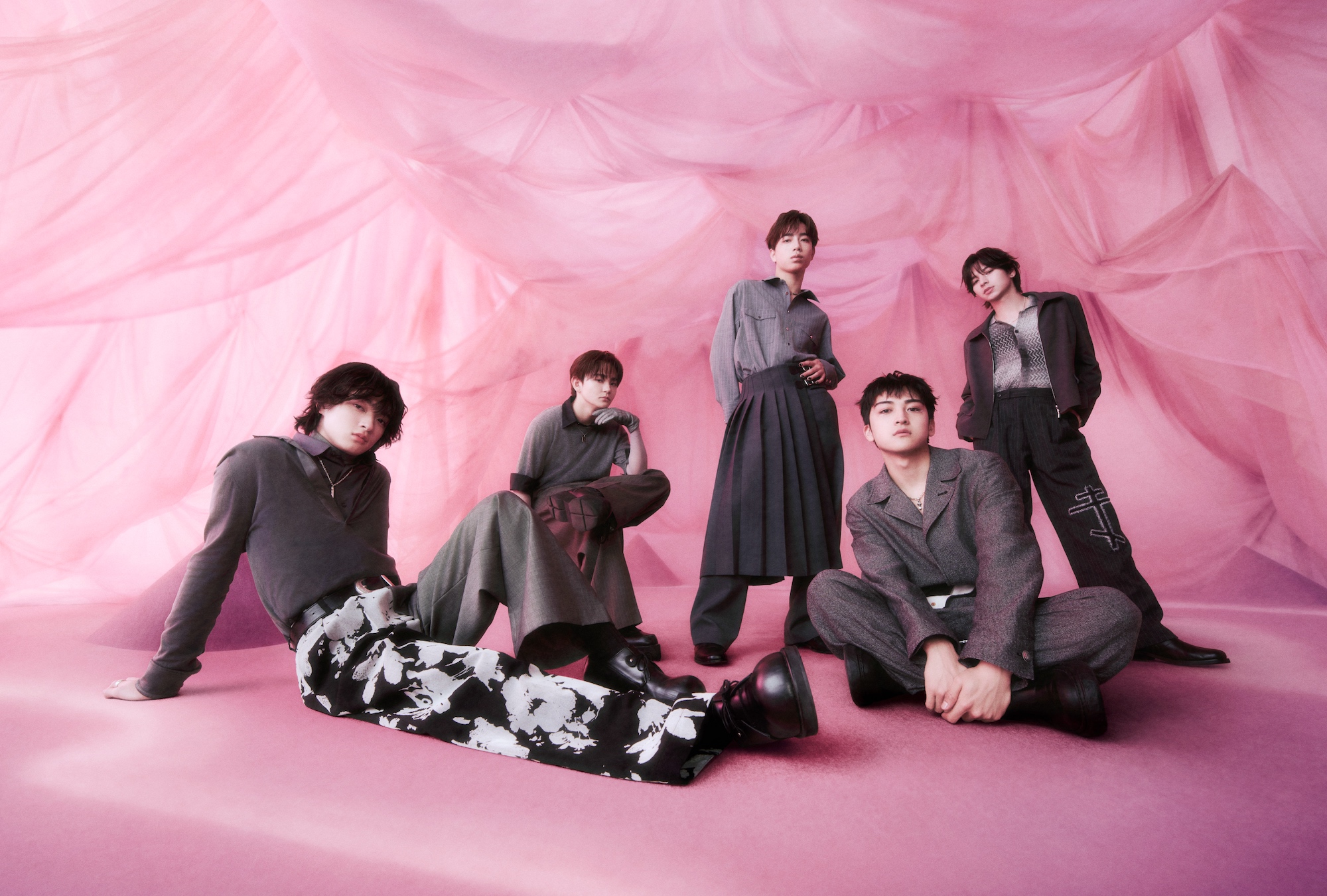 STARGLOWがピンクに囲まれる『USOTSUKI』新アー写公開、シングル全収録内容も明らかに｜