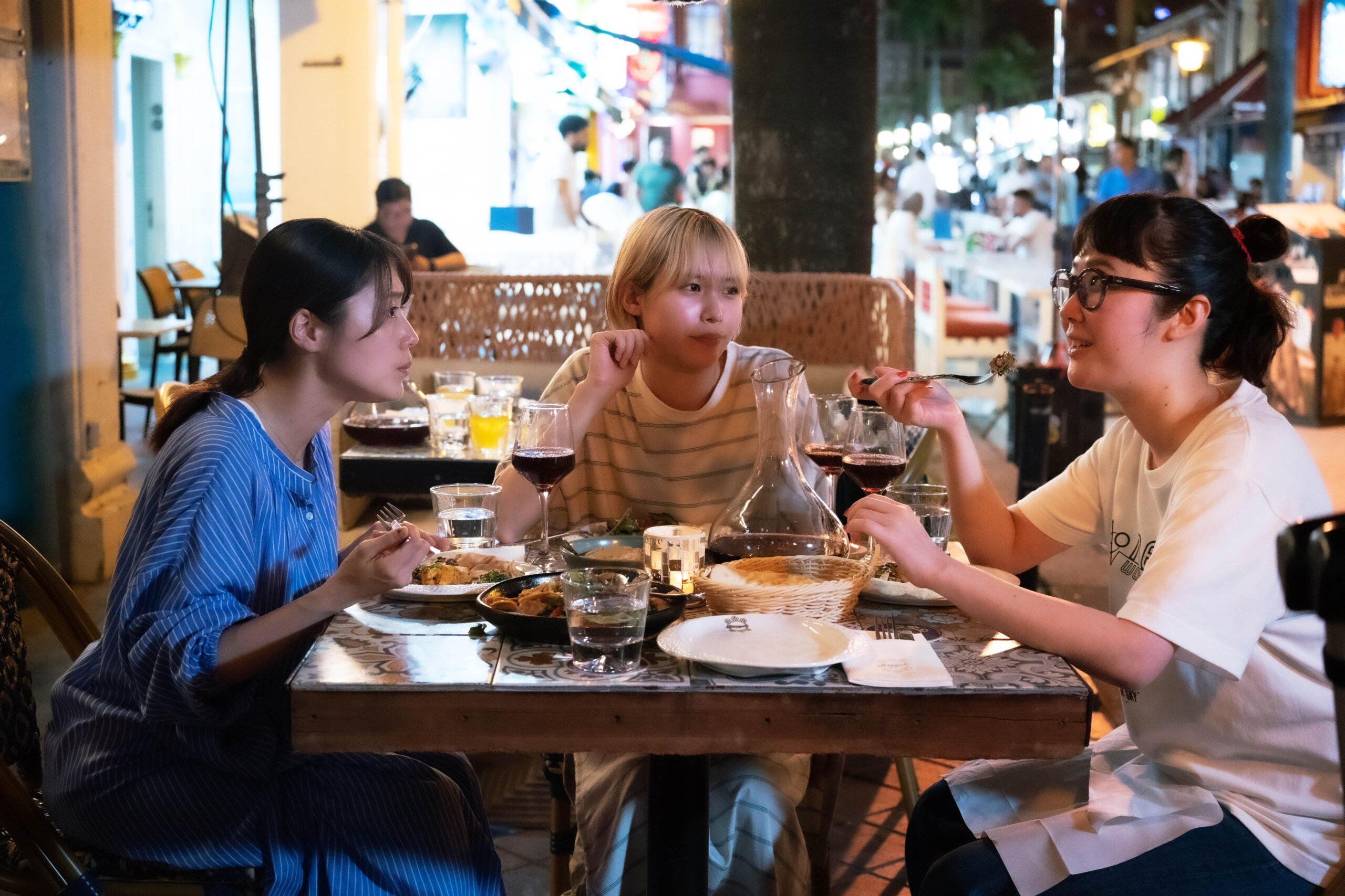有村架純×黒木華×南沙良が異国の地で絆を深める『マジカル・シークレット・ツアー』場面写真解禁｜Ⓒ2026「マジカル・シークレット・ツアー」製作委員会