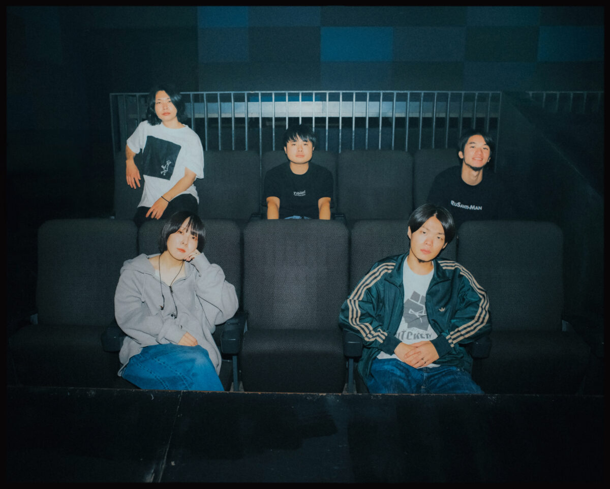 kurayamisaka初のライブアルバムが今夜24時配信開始、バンドの現在地を