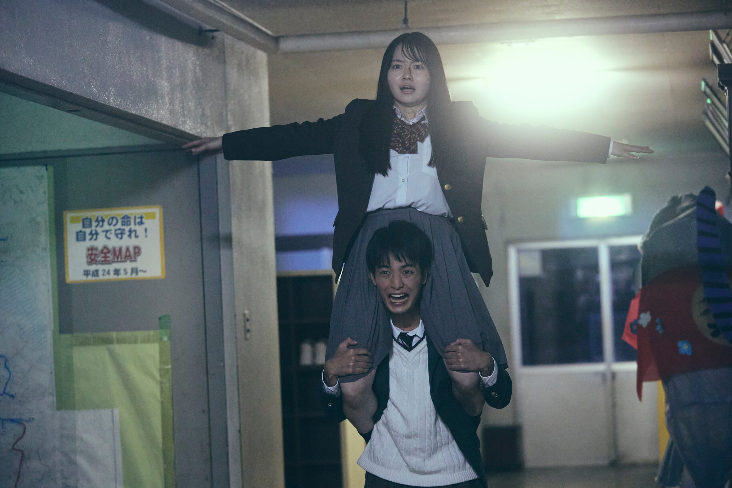 廊下に現れた組体操集団に山田杏奈＆青木柚はどう応戦する？映画『NEW GROUP』場面写真解禁｜©︎2026映画「NEW GROUP」製作委員会