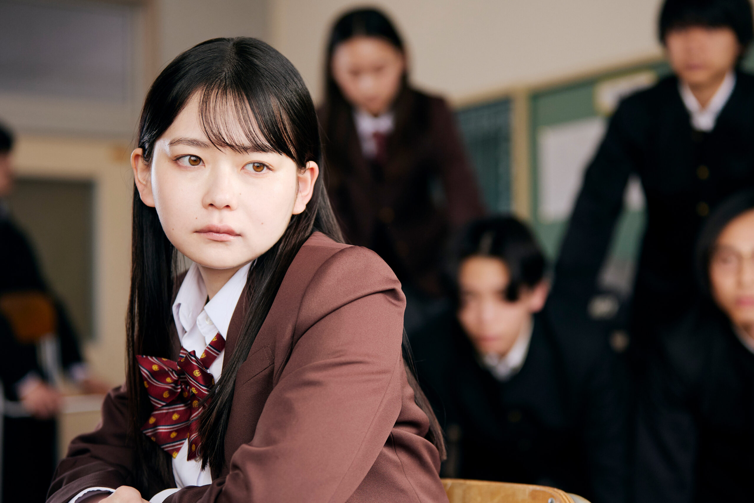 映画『NEW GROUP』山田杏奈の新写真解禁、無防備な寝顔から血しぶきを浴びる姿まで全4枚|©︎2026映画「NEW GROUP」製作委員会