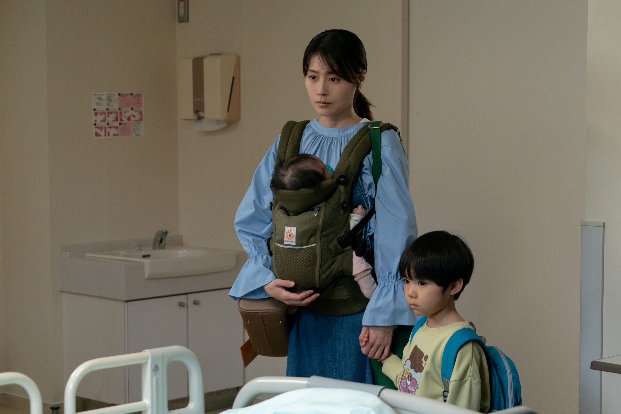 有村架純が初の母親役で“覚悟”を表現、映画『マジカル・シークレット・ツアー』新場面写真解禁|©2026「マジカル・シークレット・ツアー」製作委員会