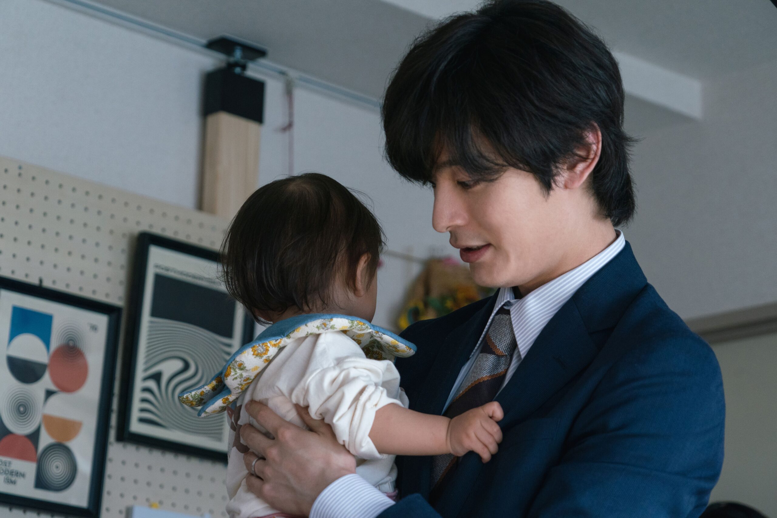 『マジカル・シークレット・ツアー』“クズ夫”役に挑んだ塩野瑛久の新写真解禁、メイキングカットも|©2026「マジカル・シークレット・ツアー」製作委員会