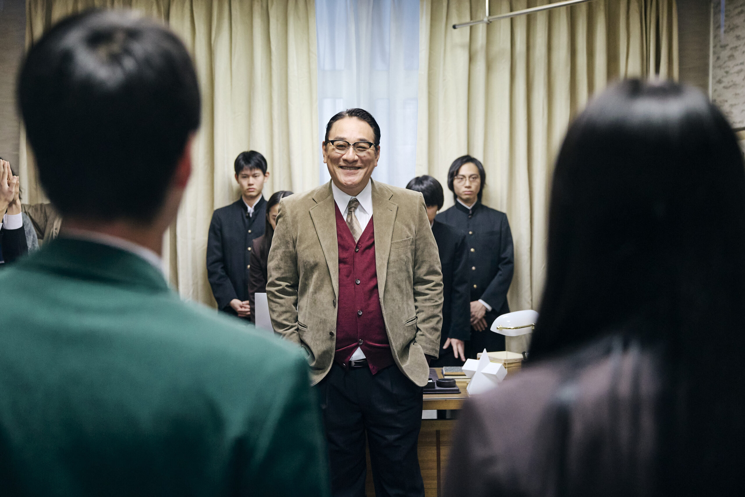 映画『NEW GROUP』ピエール瀧が狂気を炸裂させる場面写真解禁、山田杏奈に向ける笑顔など4点｜©︎2026映画「NEW GROUP」製作委員会