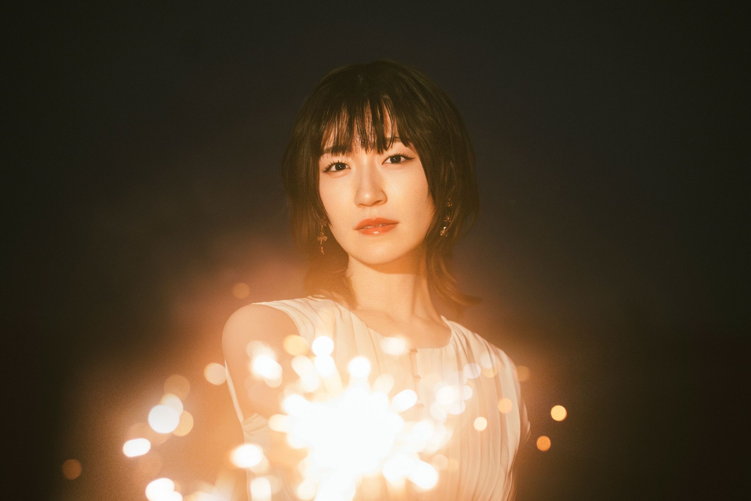 前島亜美2ndアルバム『POLYPHONY』収録内容発表、つんく♂書き下ろしの新曲がWリード曲に｜前島亜美『POLYPHONY』初回限定盤ジャケット