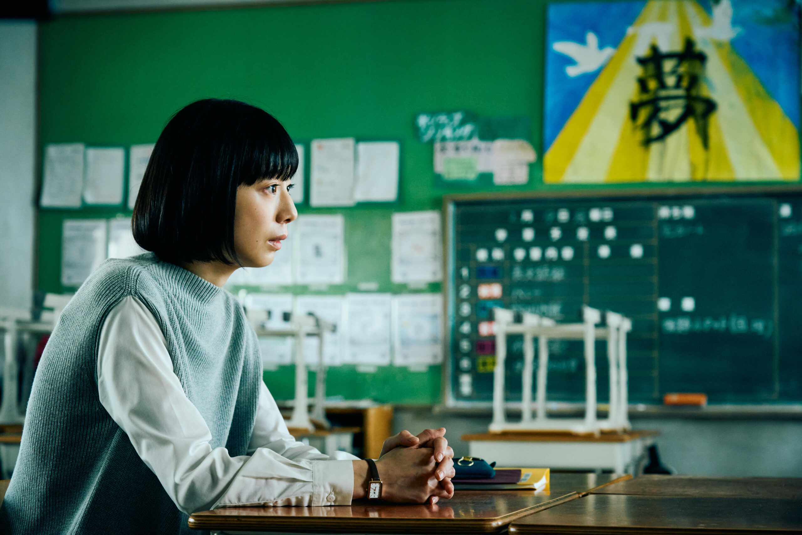 “完全な学級崩壊”に限界を迎えた中学教師・夏帆が自らの髪を引き抜く『四月の余白』本編映像解禁｜©2026 N.R.E.