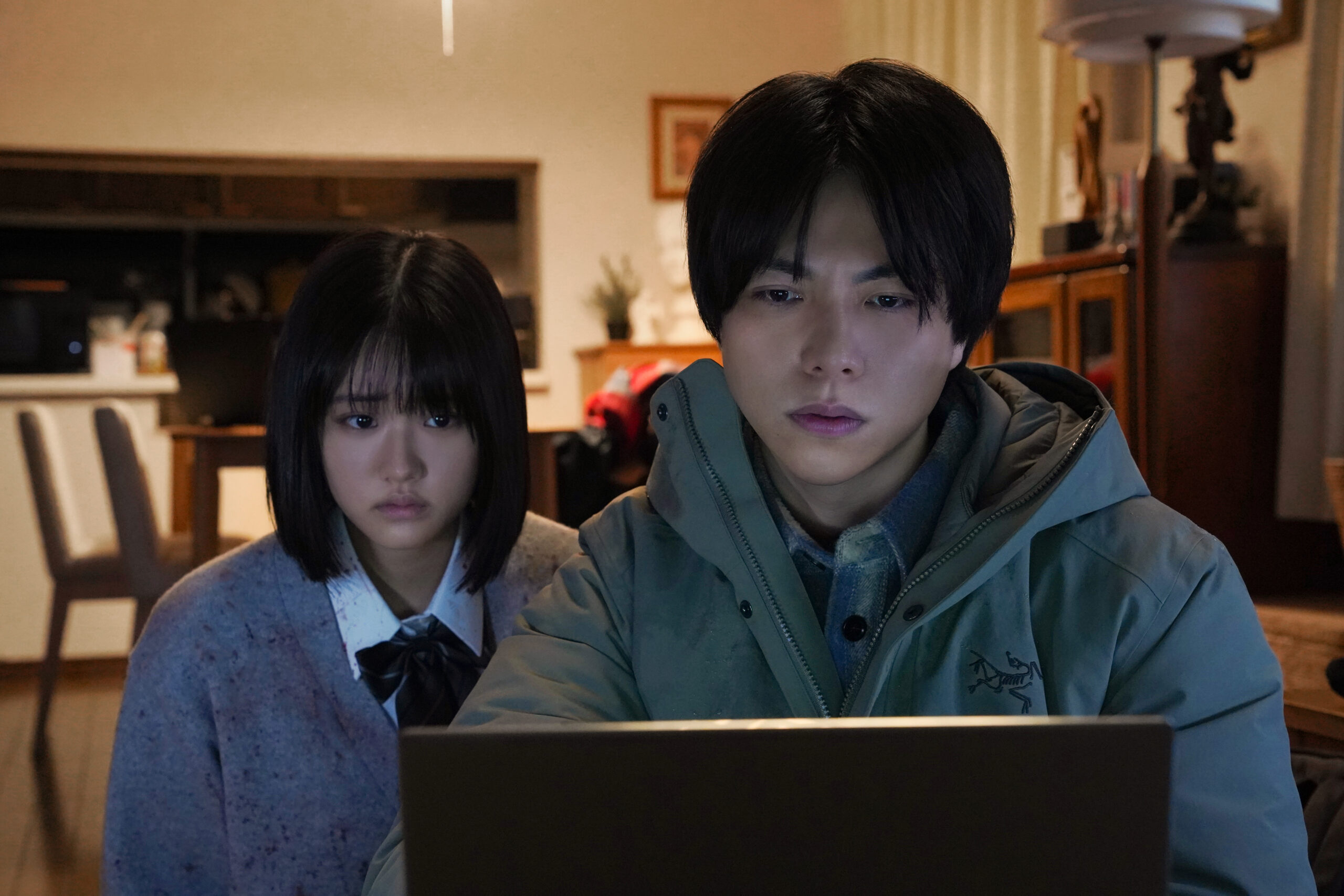 映画『5秒で完全犯罪を生成する方法』場面写真解禁、WEST.重岡大毅の“誓いの表情”など全5点｜©2026 Gaga Corporation/Storm Labels Inc./Studio i3