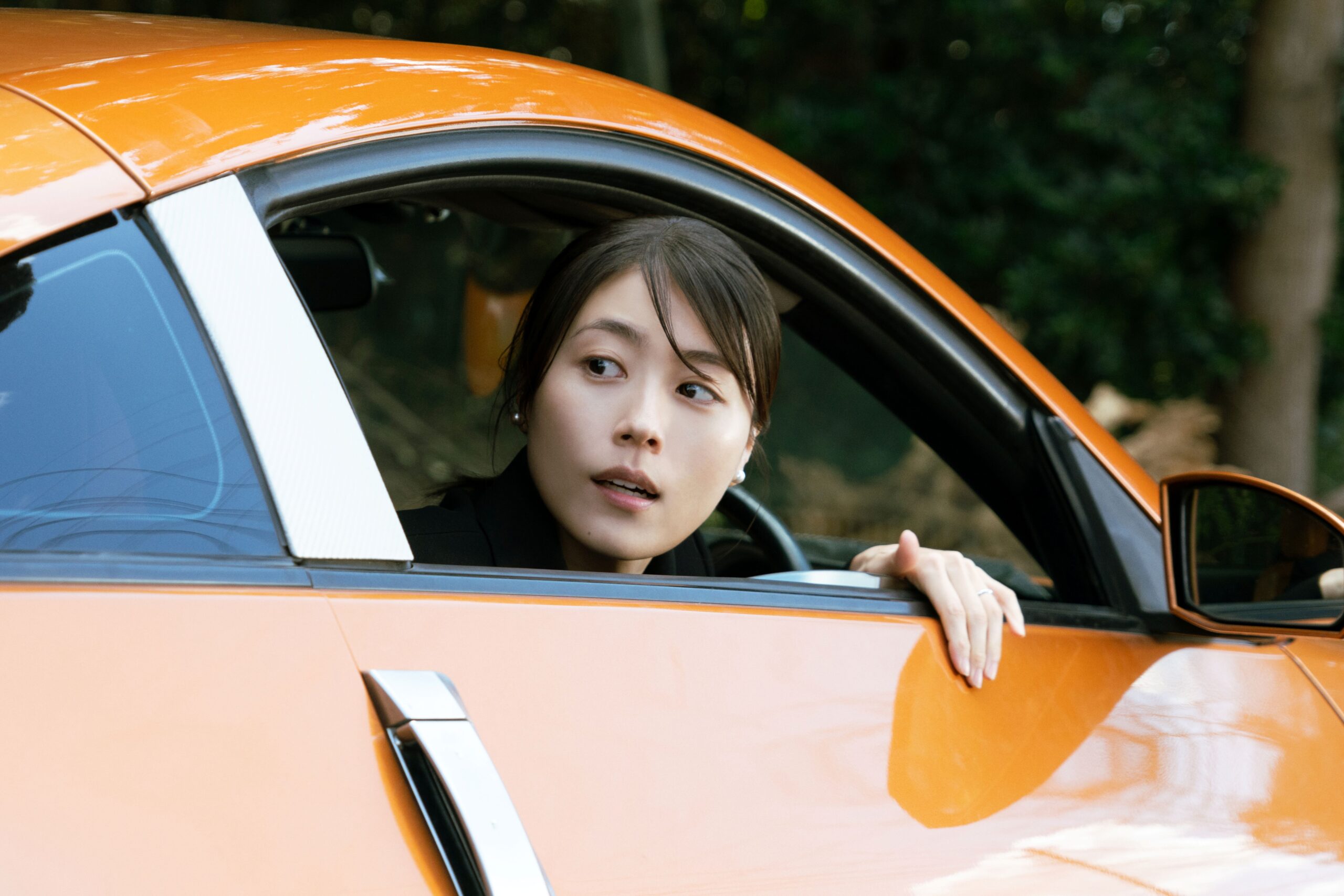 ブチギレた有村架純が高級車を奪い爆走、本日公開『マジカル・シークレット・ツアー』本編映像解禁|Ⓒ2026「マジカル・シークレット・ツアー」製作委員会