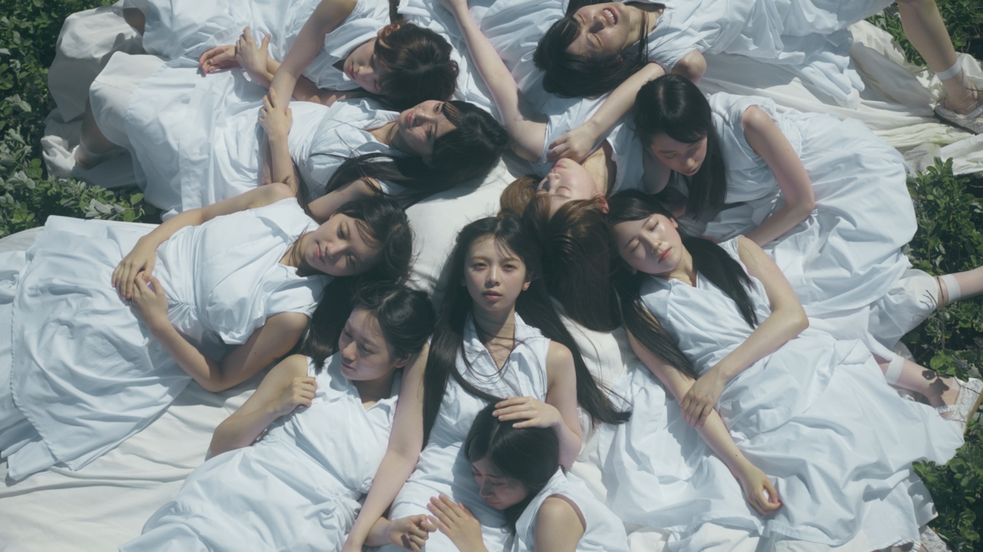 乃木坂46・6期生楽曲「命の色」MV公開、長嶋凛桜センターでシリアスなメッセージを表現|
