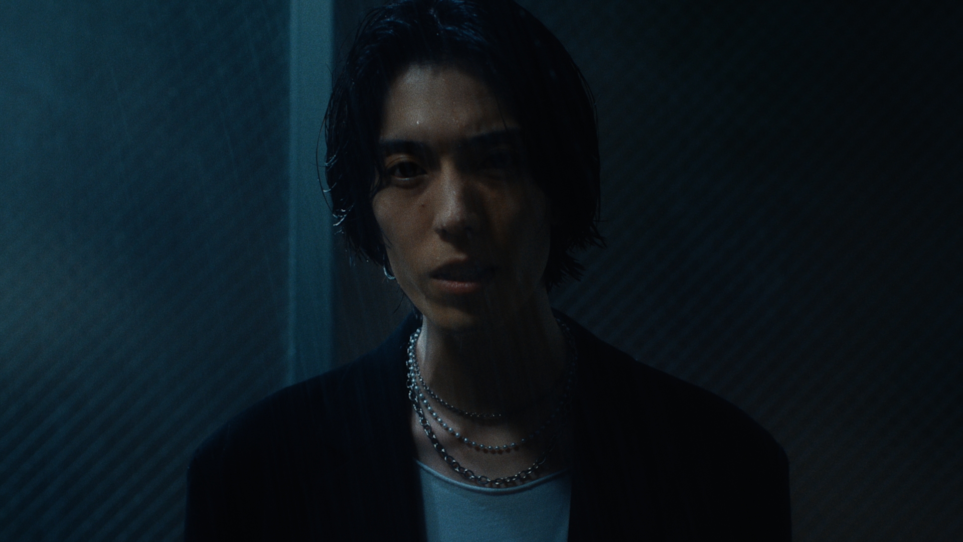 離婚伝説の最新曲「大空港」MVが今夜21時プレミア公開、松田歩が3年ぶり“一人サムネ”に｜