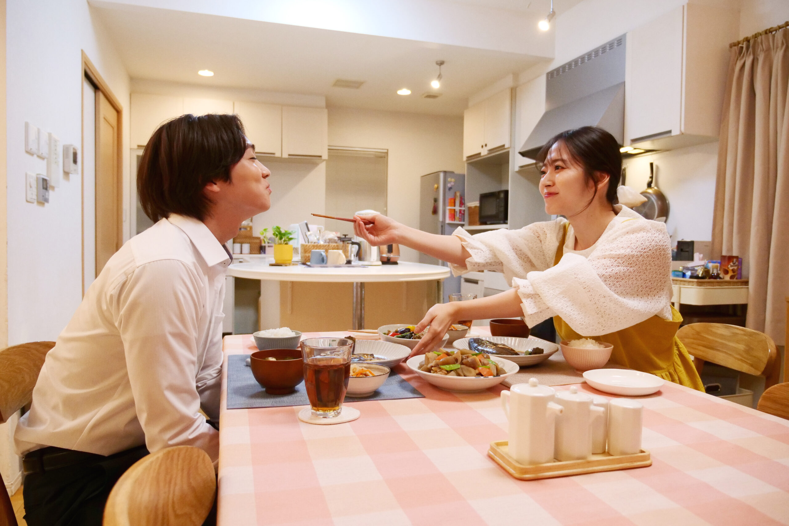 吉野北人×鈴木愛理W主演、ラブラブ夫婦の“裏の顔”を捉えた『昨夜は殺れたかも』場面写真解禁|©2026 映画『昨夜は殺れたかも』製作委員会