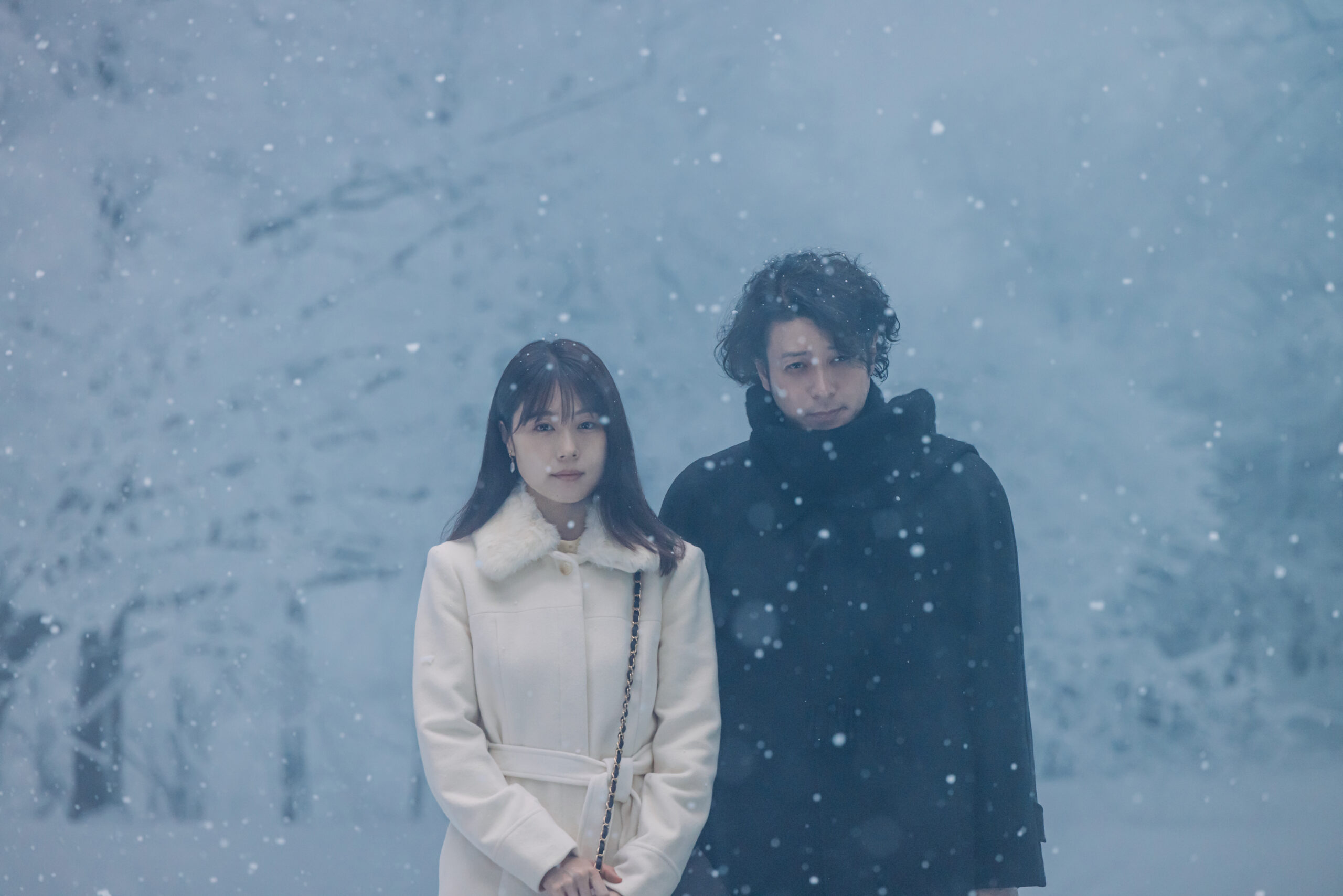 有村架純×オダギリジョーが“失楽園”彷彿の雪中デート、映画『さとこはいつも』場面写真一挙解禁｜©2026 「さとこはいつも」製作委員会