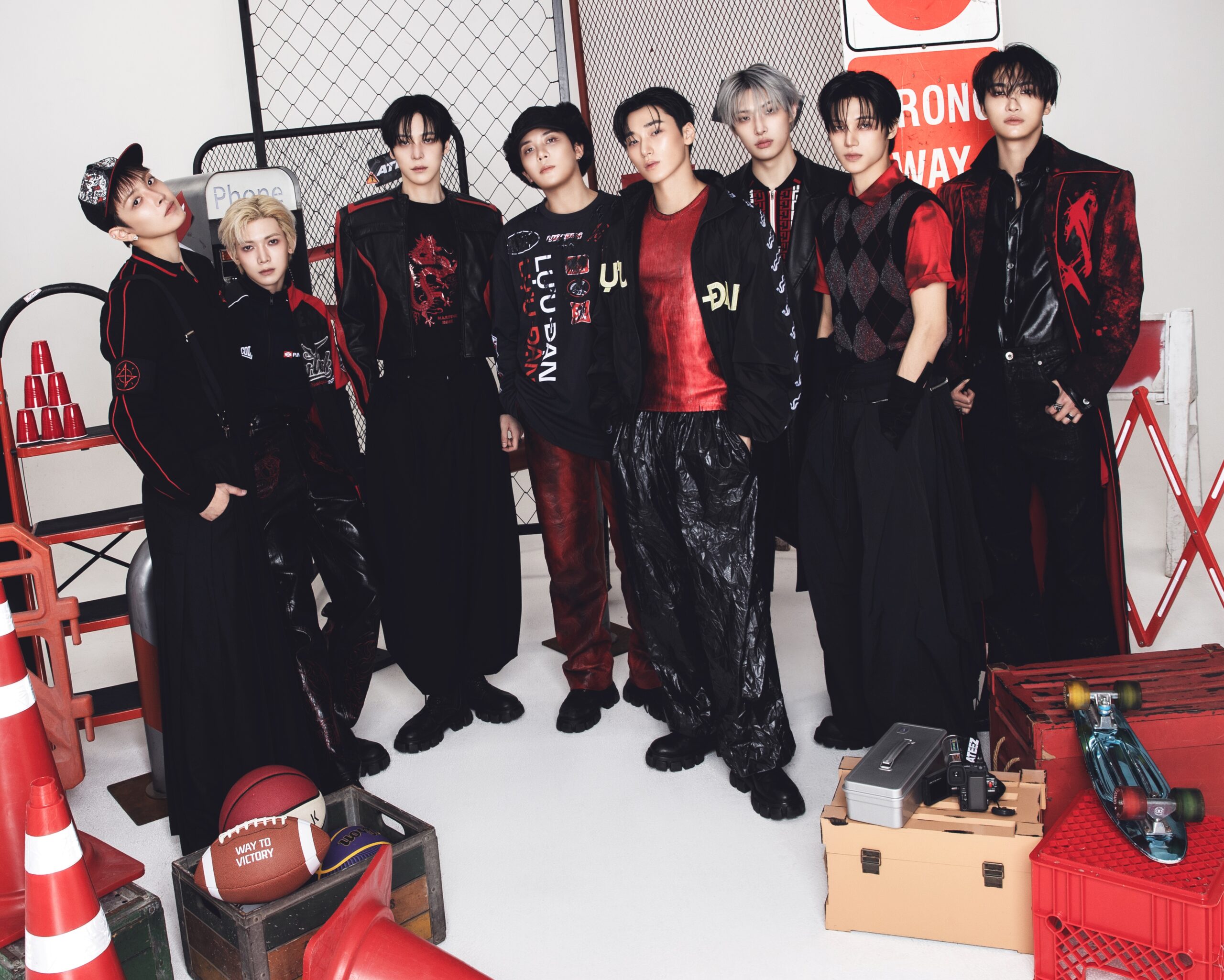 ATEEZが日本5THシングルを7月29日リリース、ブラックに赤を効かせたコンセプトフォト一挙公開｜©ユニバーサルミュージック