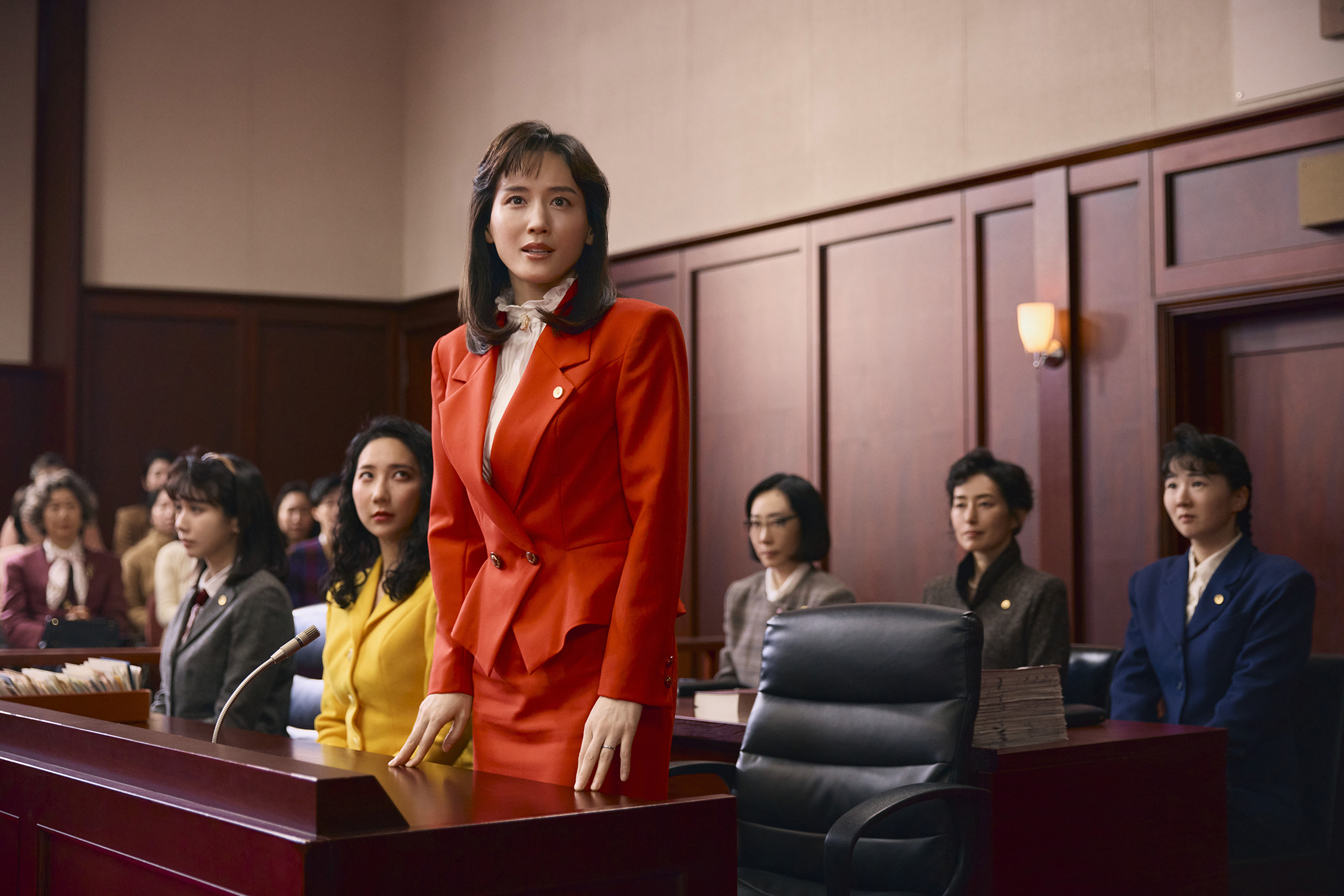 豪華キャスト陣が今につなぐ30年以上前の思い、綾瀬はるか主演『ファーストボイス』場面写真解禁｜ ©2026「ファーストボイス」製作委員会