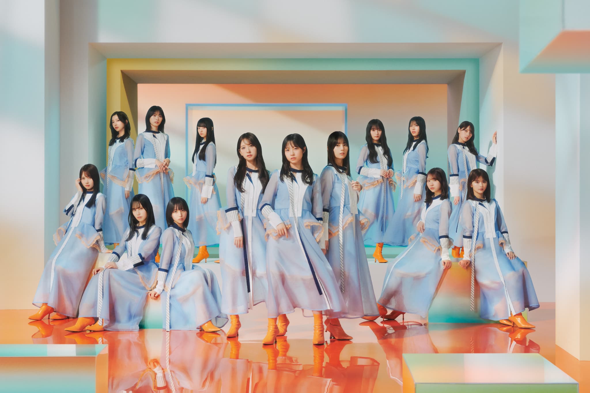 日向坂46が鮮やかな空間で“今”の熱を表現、18thシングル『イチャイチャ虫』新ビジュアル公開｜