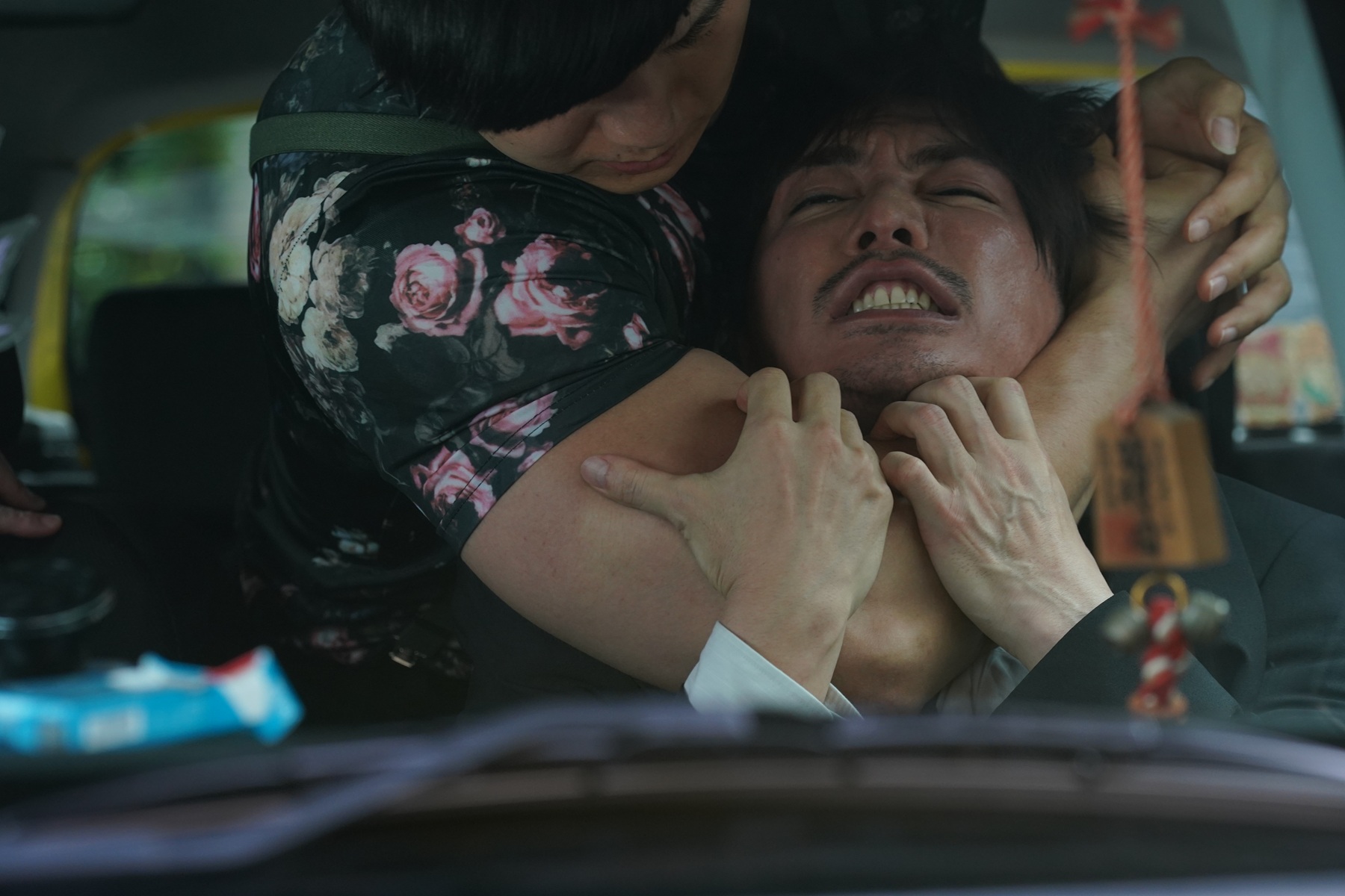 『藁にもすがる獣たち』本編映像解禁、フィジカルモンスター・青木マッチョが成宮寛貴に襲い掛かる｜©曽根圭介／講談社　©2026「藁にもすがる獣たち」製作委員会